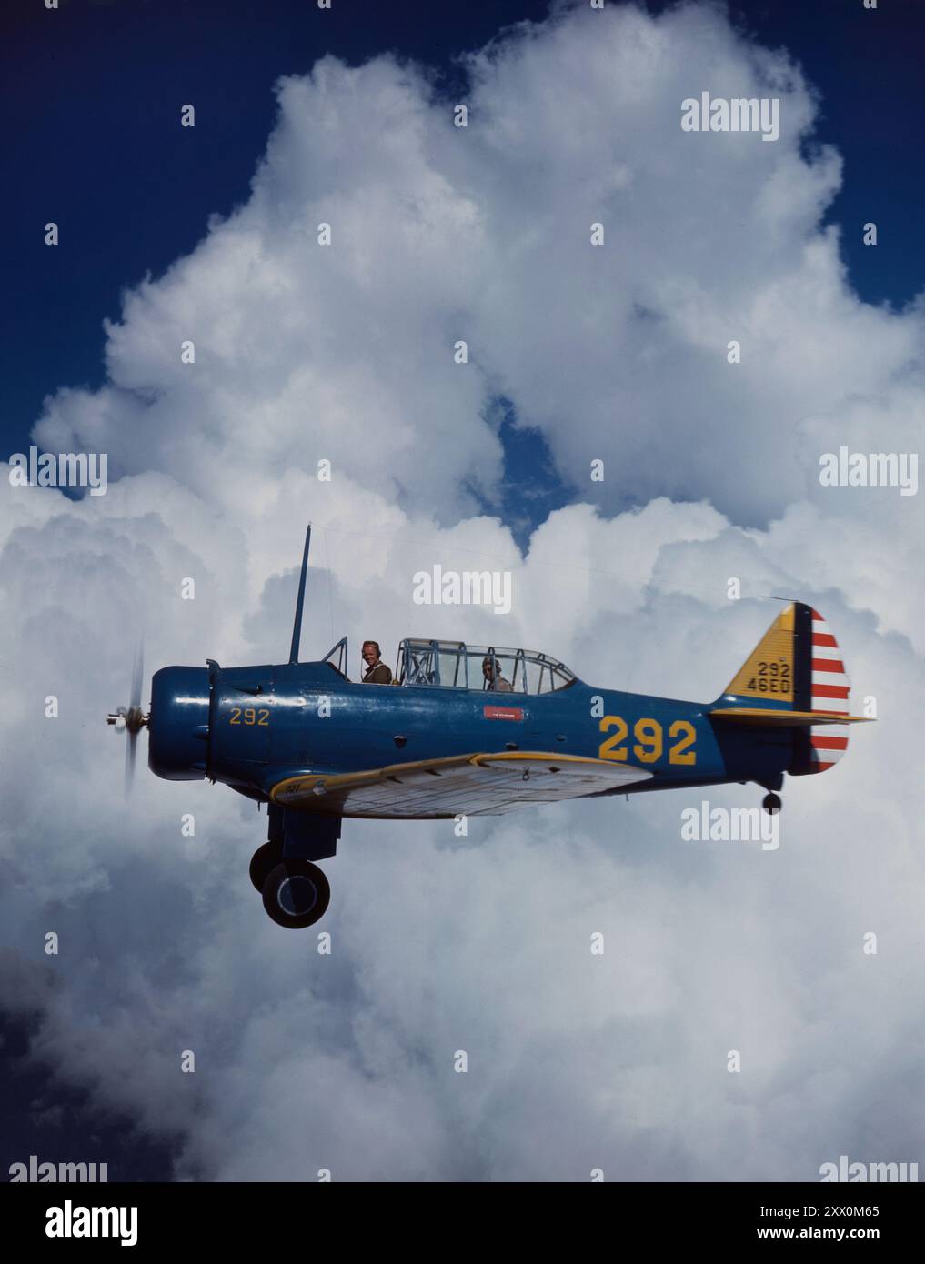 Photo vintage du BT-9 nord-américain en vol. Années 1940 le BT-9 nord-américain était la désignation de l'United States Army Air corps (USAAC) pour un avion d'entraînement primaire monoplan monomoteur à aile basse qui a servi avant et pendant la seconde Guerre mondiale Banque D'Images