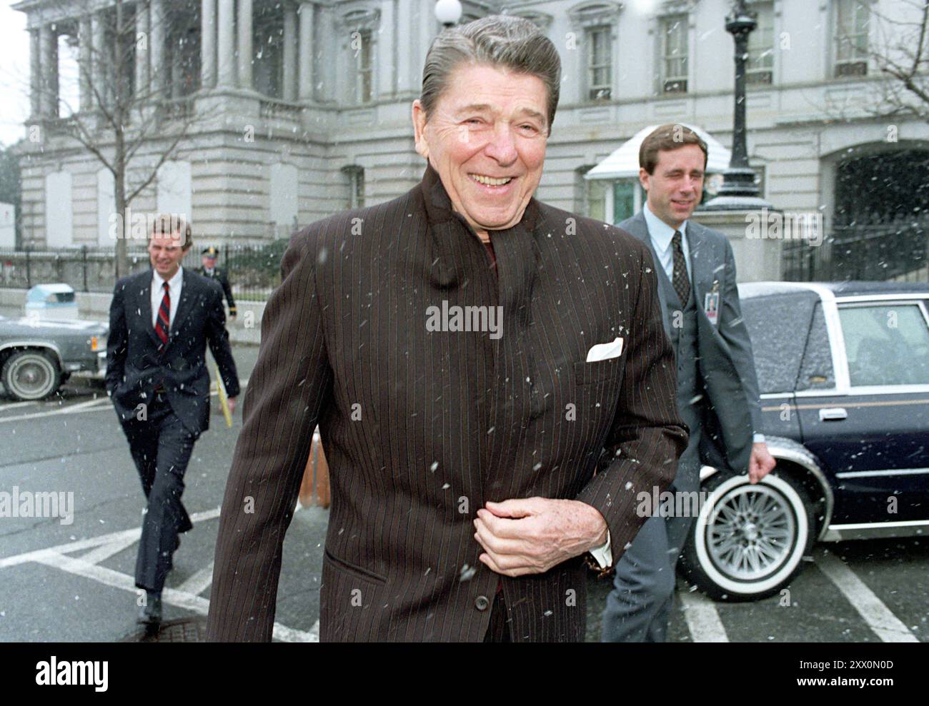 Le président Reagan retourne à la Maison Blanche alors qu'il neige. 27 janvier 1986 Banque D'Images