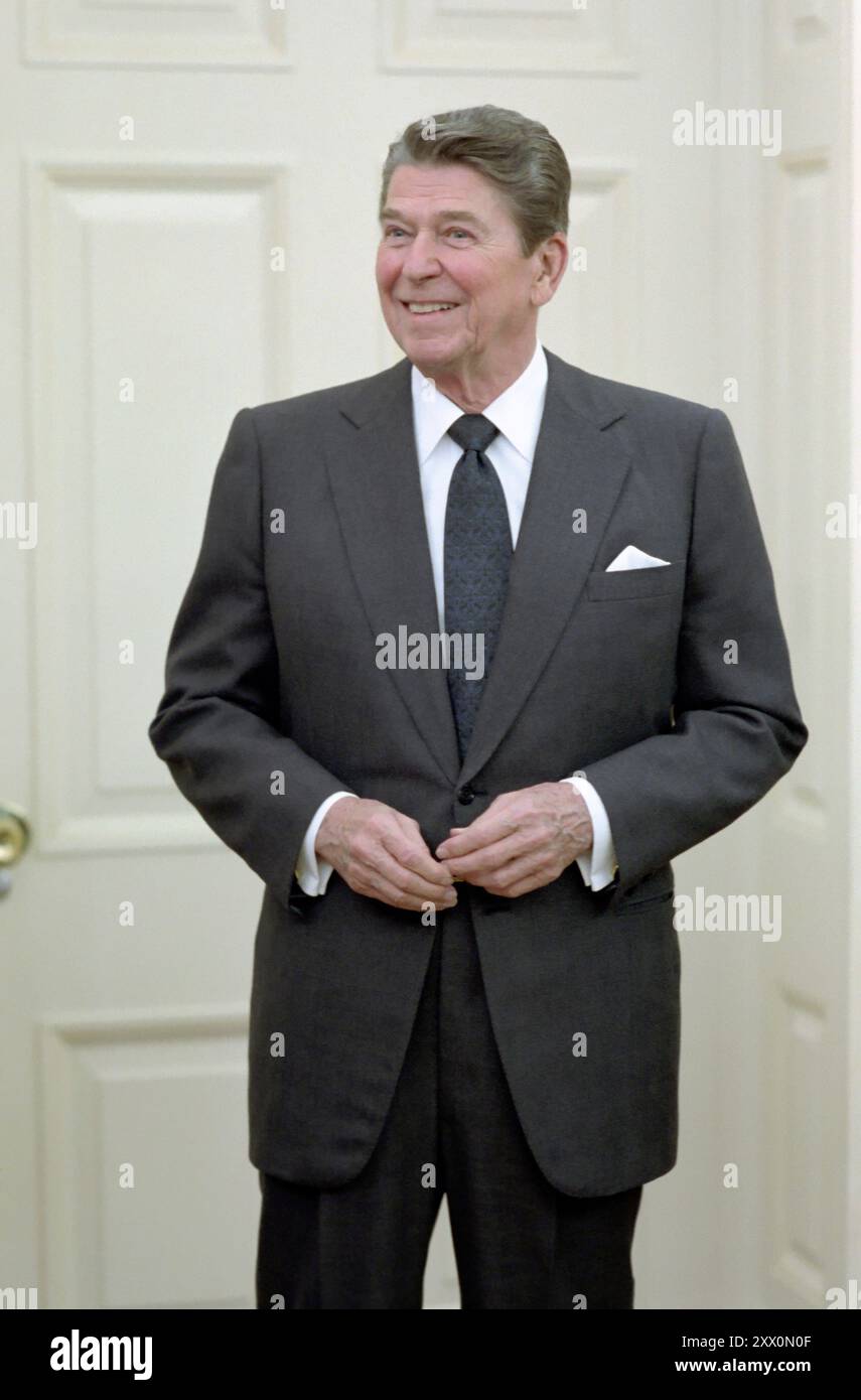 Président Reagan dans le Bureau ovale. 27 février 1986 Banque D'Images