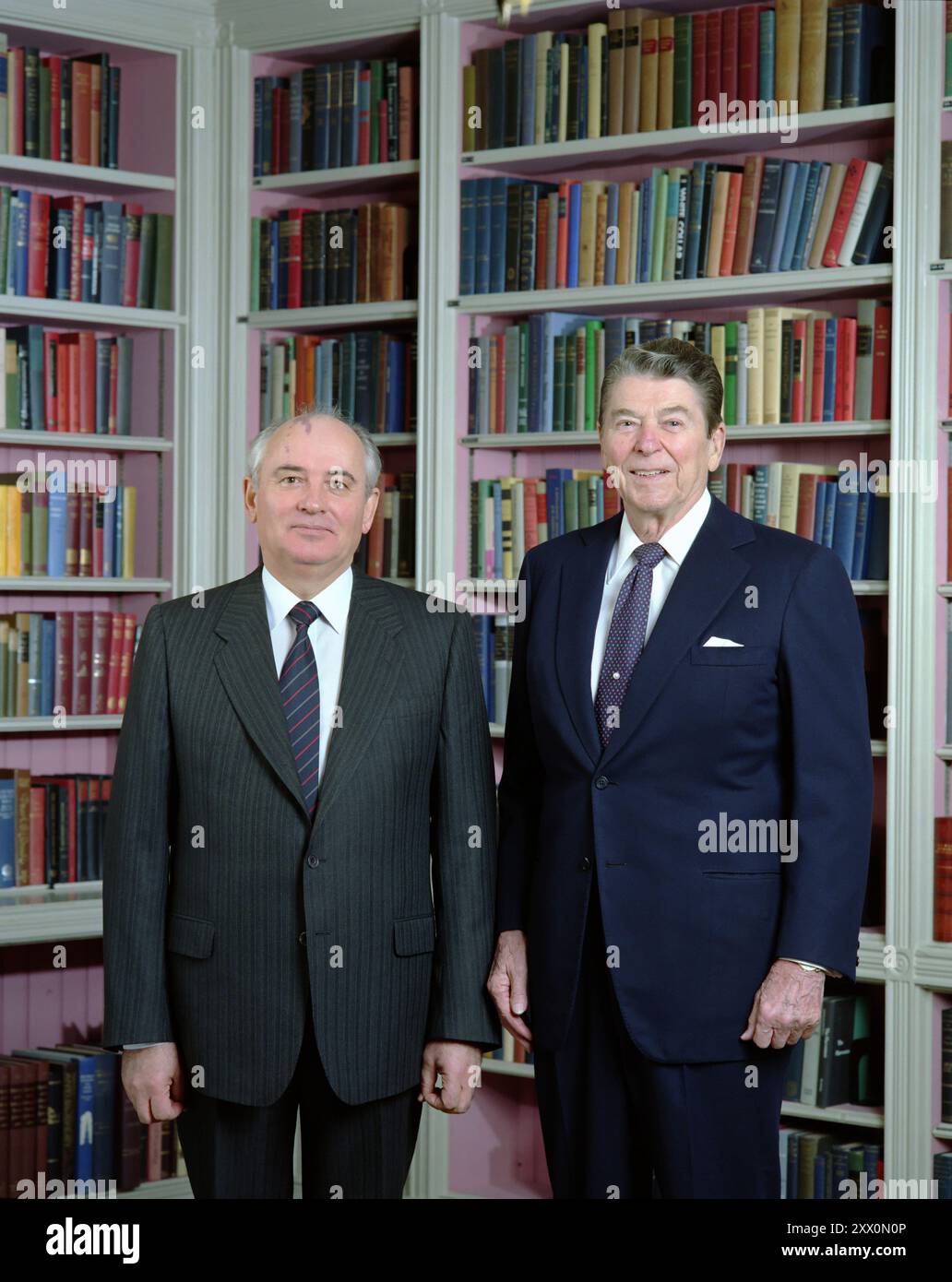Le président Reagan et Mikhail Gorbatchev à la Bibliothèque de la Maison Blanche. 8 décembre 1987 Banque D'Images
