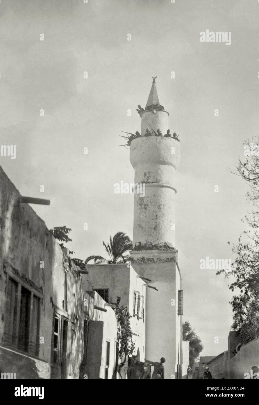 Photo vintage de Sentinelles à Tripoli. La photographie montre des soldats italiens sur le balcon du minaret d'une mosquée à Tripoli, en Libye, pendant la guerre turco-italienne (guerre italo-turque) qui a eu lieu entre septembre 1911 et octobre 1912. Banque D'Images