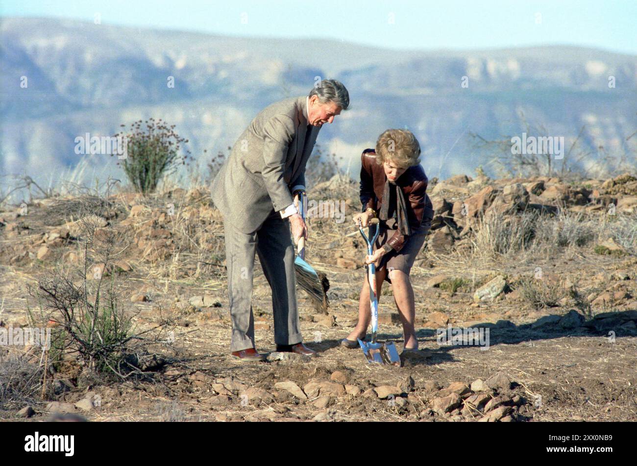 Le président Reagan et Nancy Reagan ouvrent la voie à la création de la Bibliothèque et du Musée présidentiels Ronald Reagan. 21 novembre 1988 Banque D'Images