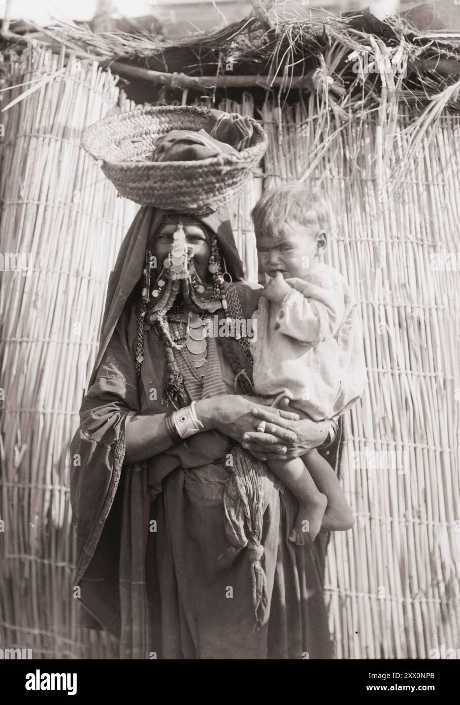 La vie en Palestine au début du XXe siècle. Femme bédouine et enfant du sud de la Palestine (district de Beersheba). Palestine historique. Empire ottoman. 1900-1920 Banque D'Images
