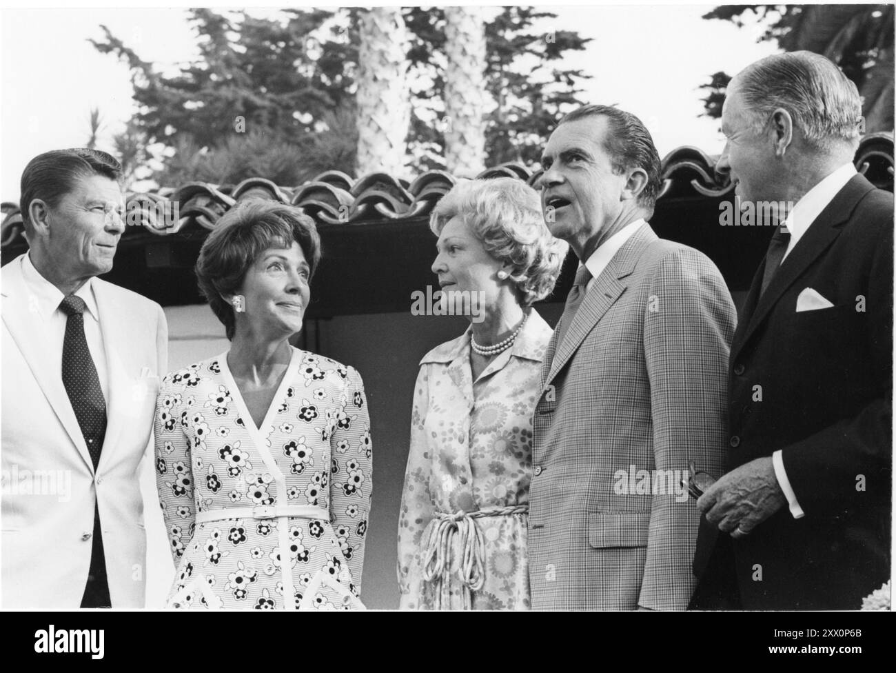 Le gouverneur Ronald Reagan, Nancy Reagan, le président Richard Nixon, Pat Nixon et le sénateur George Murphy à la Maison Blanche occidentale, la Casa Pacifica, à San Clemente, Californie. 27 juillet 1970 Banque D'Images