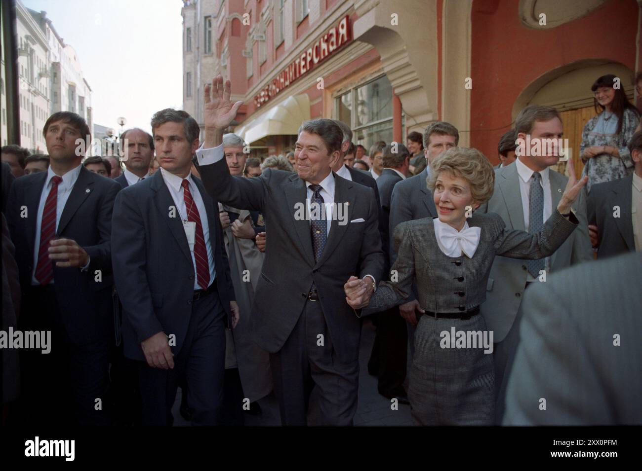 Le président Reagan et Nancy Reagan saluent les citoyens moscovites sur la rue Arbat pendant le Sommet de Moscou. 29 mai 1988 Banque D'Images