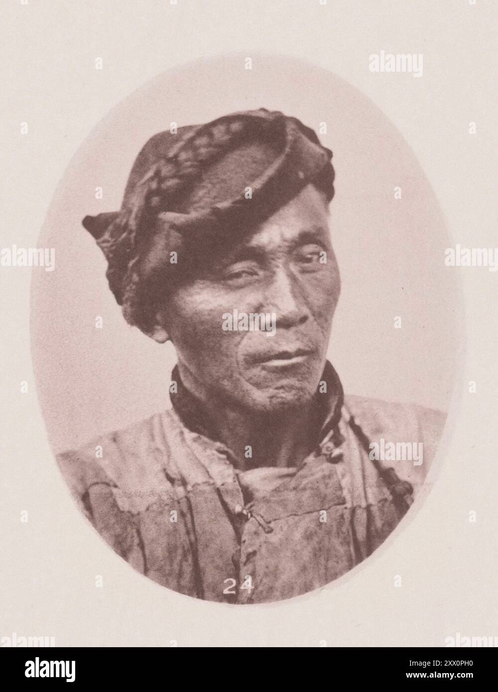 Photo vintage de têtes masculines, chinoises et mongoles. Illustrations de Qing Chine, 1875 photo présente la tête d'un coolie chinois ordinaire, un spécimen fin des ordres inférieurs en Chine. Un homme de ce genre n'a eu aucune occasion de prendre sur le polonais qui est acquis par l'étude et par les expériences élevées de la vie officielle. Il est, en règle générale, une personne bienveillante, tout à fait sensible à ses propres intérêts, et doté par la nature d'un profond mépris et compassion pour tous les barbares qui demeurent sans la pâle de la civilisation chinoise. Banque D'Images