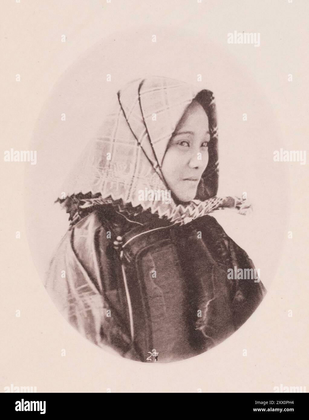 Photo vintage de coiffure féminine chinoise. Illustrations de la Chine Qing, 1875 la photo montre la couverture portée par les femmes du sud de la Chine pendant les mois d'hiver. Il se compose d'un mouchoir carré brodé de coton ou de soie, plié en diagonale et attaché par deux des extrémités sous le menton. Les cheveux des Chinois sont uniformément noirs, ou brun très foncé. Leurs cheveux, eux aussi, sont uniformément droits, et les hommes portent tous la queue, tandis que les femmes habillent leurs tresses dans une diversité de formes artistiques pour convenir à la mode dominante de la localité dans laquelle ils résident. Banque D'Images