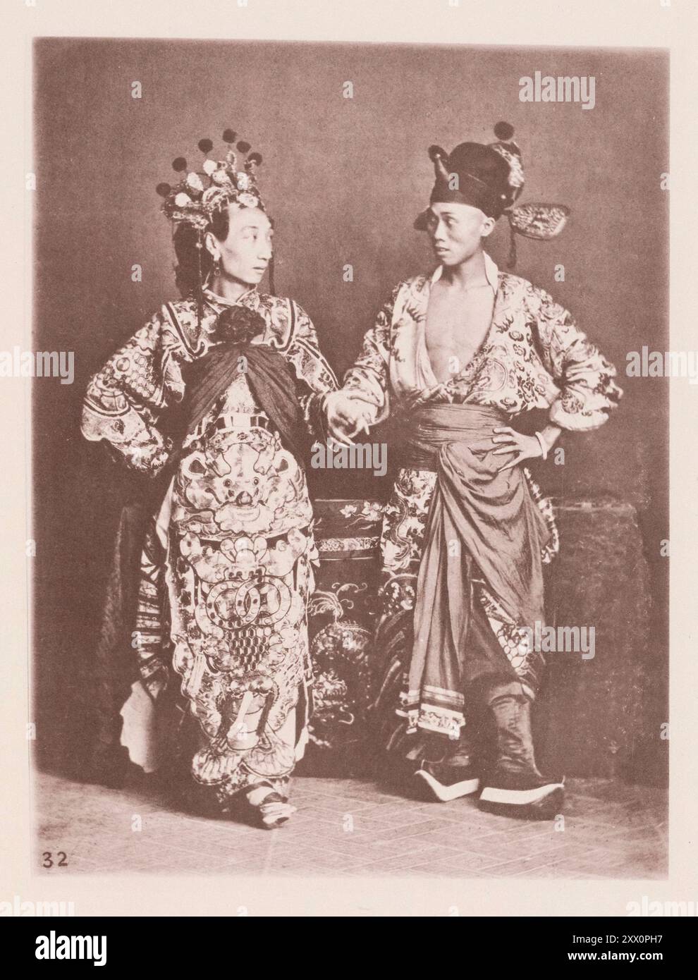 Photo vintage d'acteurs chinois. Illustrations de la Chine Qing, 1875 la photo représente des acteurs vêtus, l'un comme mariée et l'autre comme marié, dans le costume attribué à la période des Mings. Le théâtre et les spectacles dramatiques sont très appréciés en Chine comme moyen de divertissement pendant les saisons festives. Les acteurs chinois, s'ils sont populaires, sont bien payés. Ils doivent, cependant, être des hommes d'une capacité considérable, et doués de souvenirs rétentifs, car quand ils sont appelés à se produire à un festin, il est habituel pour certains invités privilégiés de choisir un sur un score ou deux de palys pour être alors et là e Banque D'Images