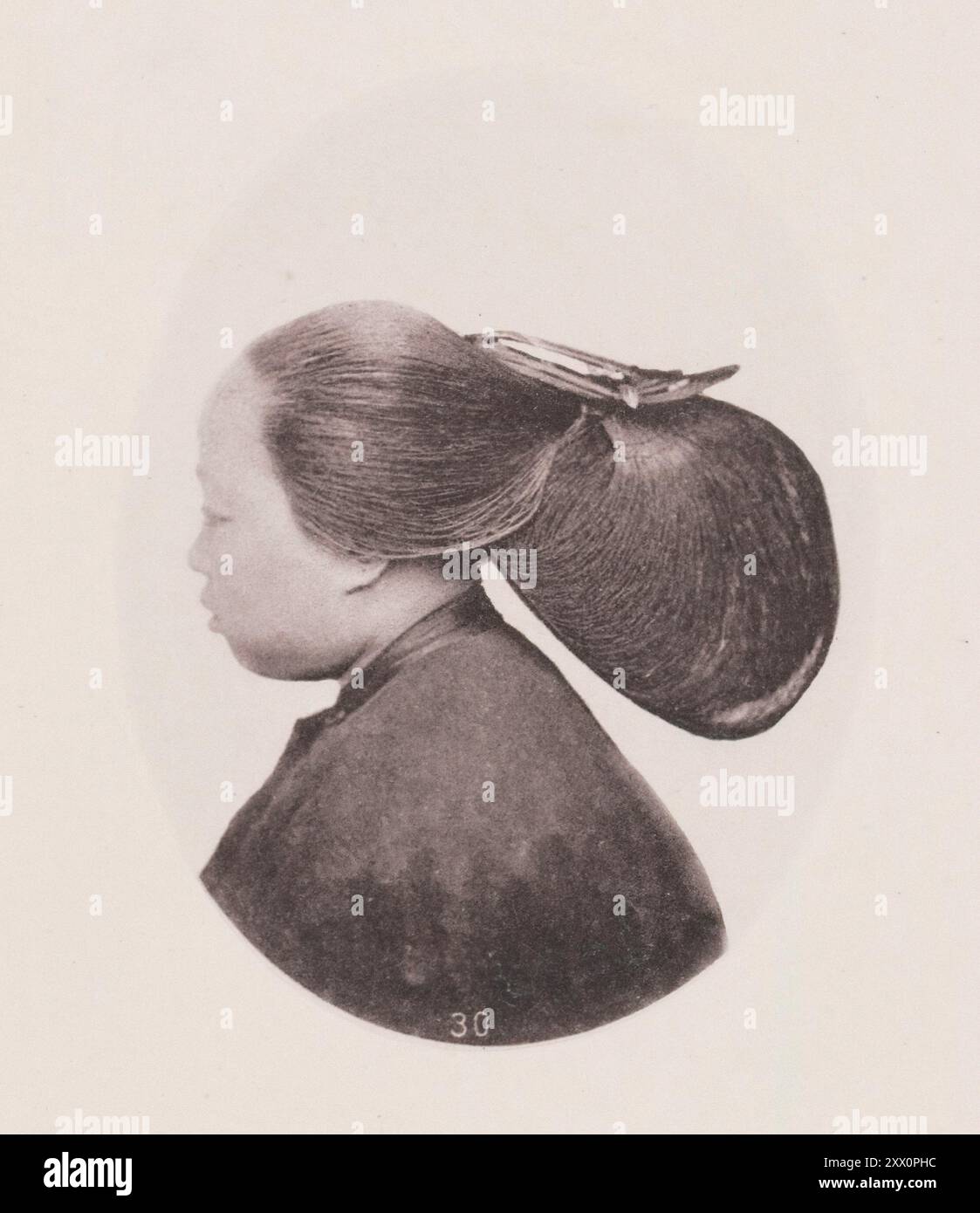 Photo vintage de coiffure féminine chinoise. Illustrations de Qing Chine, 1875 la photo est le chignon par excellence. La dame qui le porte est d'extraction Ningpo, et par profession un barbier, qui fabrique également des perruques et des chignons à vendre. Les cheveux des Chinois sont uniformément noirs, ou brun très foncé. Leurs cheveux, eux aussi, sont uniformément droits, et les hommes portent tous la queue, tandis que les femmes habillent leurs tresses dans une diversité de formes artistiques pour convenir à la mode dominante de la localité dans laquelle ils résident. Banque D'Images