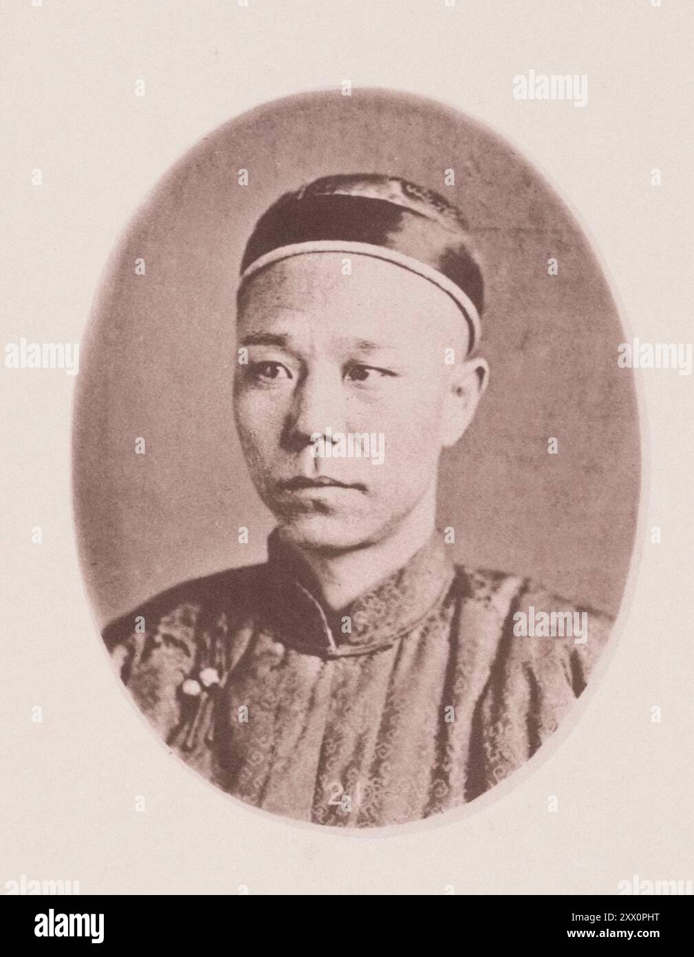 Photo vintage de têtes masculines, chinoises et mongoles. Illustrations de Qing Chine, 1875 photo donnera une idée de ce que ce petit homme brillant peut devenir avec le temps. Il montre la tête d'un Chinois à part entière, bien que d'un grade un peu inférieur dans l'échelle sociale - un homme dont l'ingéniosité naturelle et la capacité pour les affaires l'ont aidé sur une carrière mercantile réussie. La casquette qu'il porte est celle commune dans le sud pendant les mois d'été. Banque D'Images