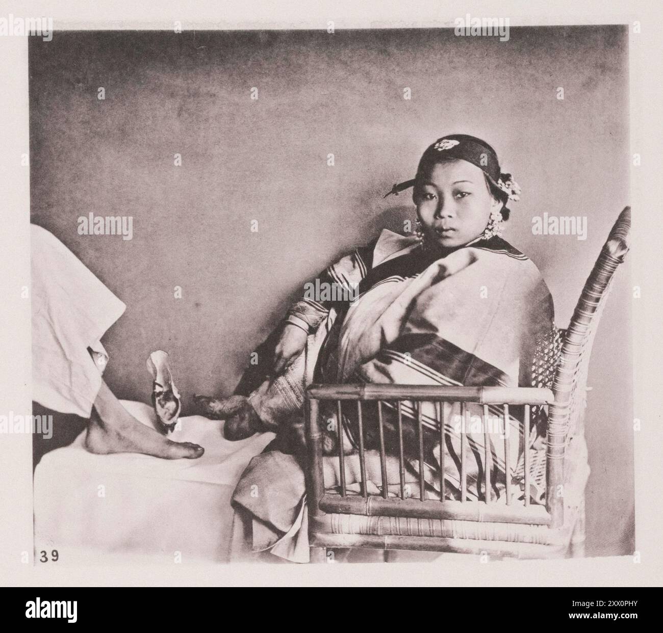 Photo vintage de pied compressé d'une dame chinoise. Illustrations de la Chine Qing, 1875 cette photo nous montre le pied comprimé d'une dame chinoise. Qui est la dame, ou d'où elle vient, je ne peux pas dire. Chinamen m'avait assuré qu'il serait impssible pour moi, par l'offre de n'importe quelle somme d'argent, d'obtenir une femme chinoise pour débander son pied, et pourtant l'or et l'argent sont des arguments en faveur de concessions qui opèrent dans l'Empire céleste avec plus de force que d'habitude. Lady est venue escortée par une vieille femme, que j'ai aussi dû soudoyer gracieusement avant qu'elle n'accepte d'accepter un acte de suc Banque D'Images