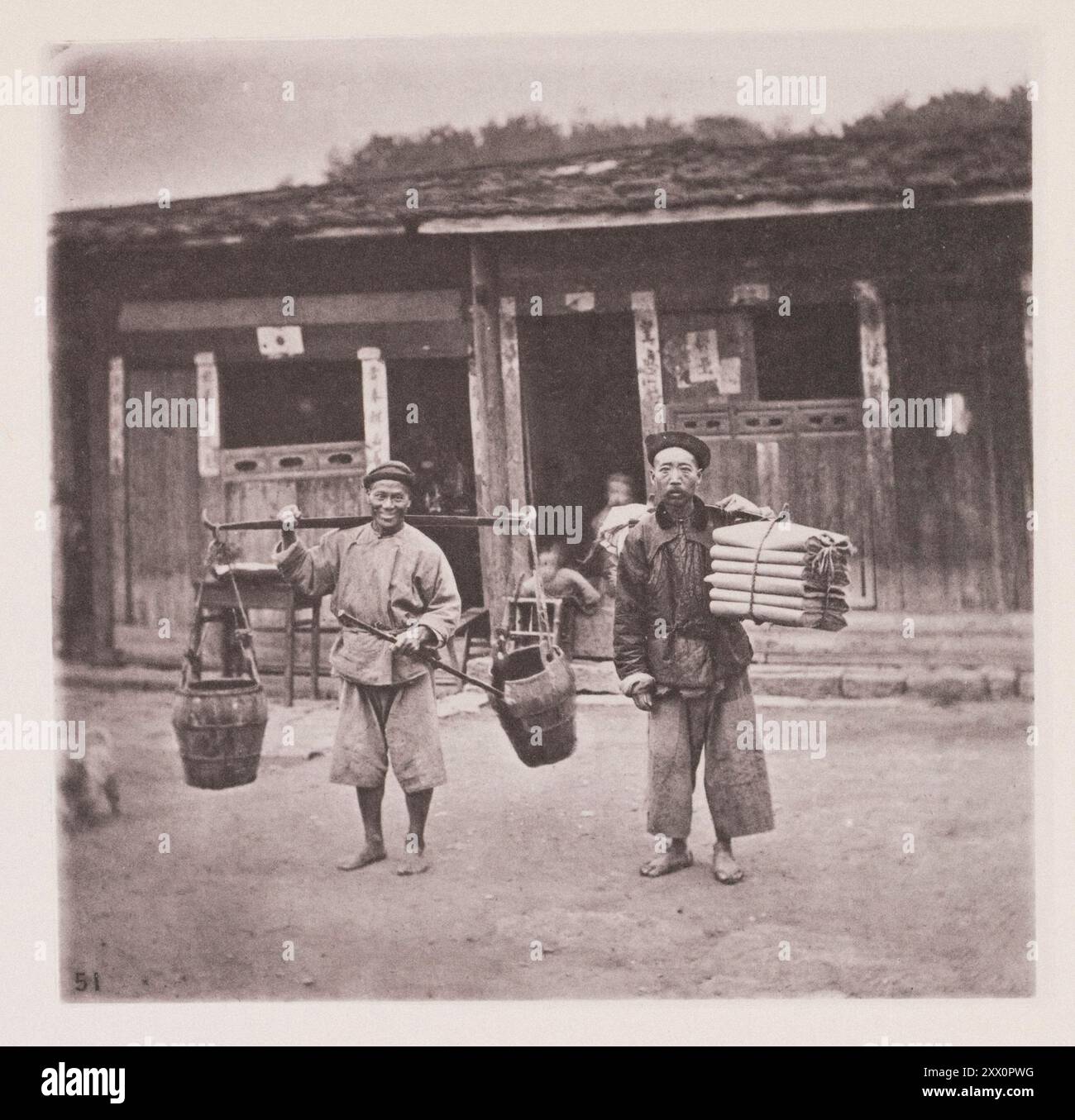 Photo vintage de Foochow coolies. Illustrations de la Chine Qing, 1875 la photo nous montre que les coolies chinois portent leurs fardeaux suspendus aux deux extrémités d'un poteau en bambou soutenu par les épaules du porteur. Socialement, le coolie est un personnage très humble. Pauvre comme il est, néanmoins il est joyeux et content, industrieux et facile à gérer ; il a un étonnement de l'éducation, aussi ; bien qu'il ne s'est pas plongé dans la tradition classique de son pays, il a une connaissance des caractères élémentaires de la langue, ce qui lui permet de régaler son esprit sur la littérature de rue, et se réjouir dans la sim Banque D'Images