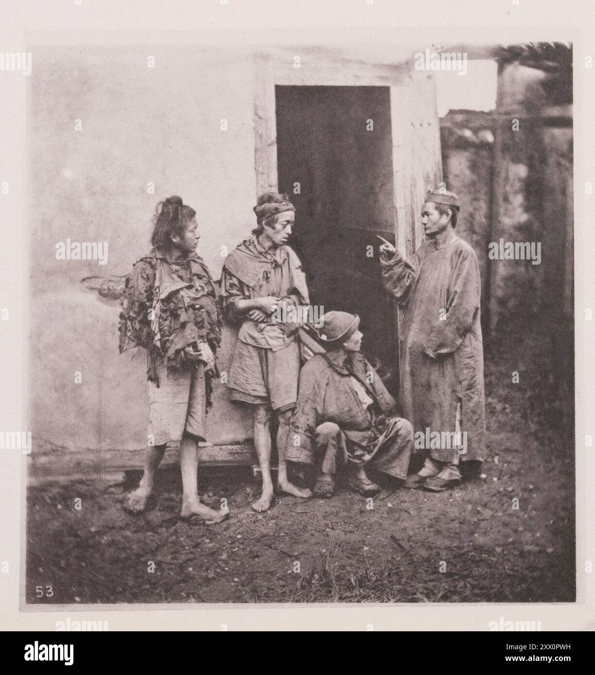Photo vintage de mendiants chinois. Illustrations de la Chine Qing, 1875 dans la photo a été introduit sur des rois mendiants, et il est, avec trois de ses sujets, qui sont présentés au lecteur. Cet homme était un fumeur invétéré d'opium, et par conséquent dans de mauvaises circonstances, malgré les beaux revenus qu'il était connu pour recevoir. Les mendiants professionnels sont nombreux dans toutes les régions de Chine, mais c'est dans les grandes villes qu'ils abondent plus particulièrement, et leur habileté à esquiver et à tromper aurait fourni des indices avantageux aux mendiants qui infestaient notre artère anglaise Banque D'Images