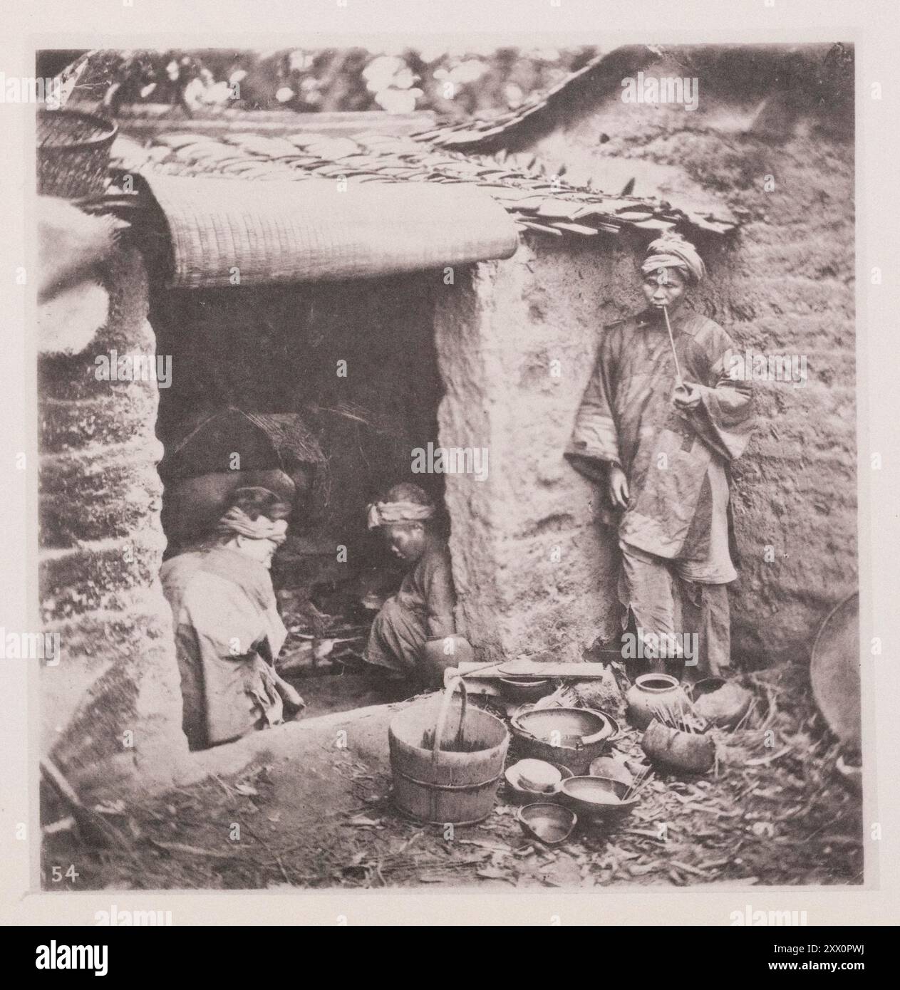 Photo vintage de mendiants chinois. Illustrations de la Chine Qing, 1875 la pire classe de mendiants sont les hors-la-loi, qui ne reconnaissent aucun chef, et qui vivent dans des trous et des trous autour des lieux de sépulture. En photo sont quelques-uns de cette classe. Ils habitent, avec beaucoup d'autres, dans une ville chinoise des morts, où les cercueils contenant les corps sont déposés temporairement dans des maisons mortuaires ou des tombes jusqu'à ce que les geomanas aient été payés pour trouver un lieu d'inhumation convenable. Banque D'Images