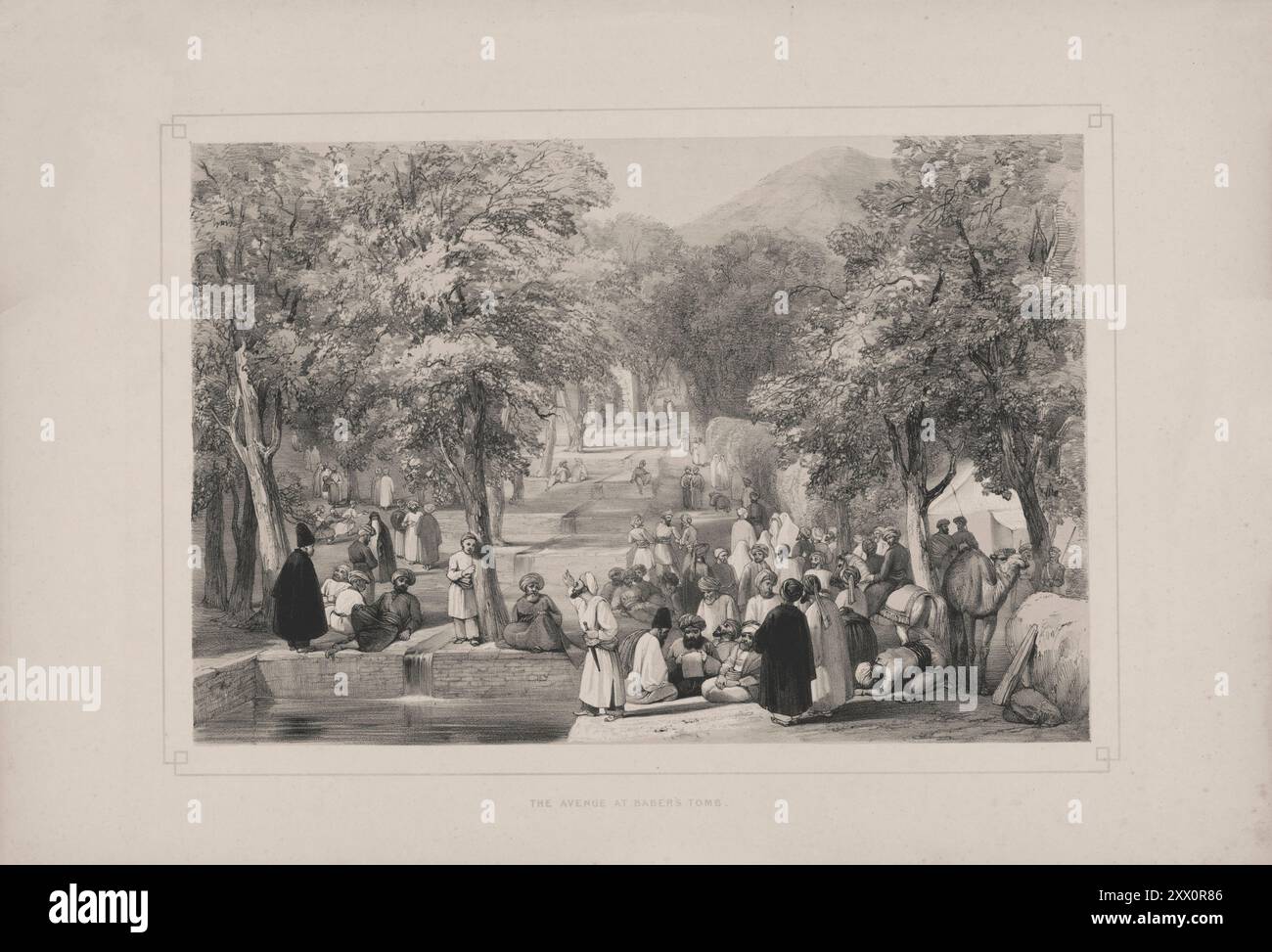 Première guerre anglo-afghane. L’avenue du Tombeau de Babur. 1840-1850. Croquis de Jas. Atkinson, esq. Ce bosquet de magnifiques cheenars mène au lieu de sépulture de l'empereur Babur, l'espace entre les deux, d'une centaine de mètres, est divisé en de nombreuses terrasses d'une vingtaine de pieds de large dans le but de former une ligne de petites cascades artificielles. L'eau est sup¬puisée dans les montagnes, et qui, après de nombreuses chutes d'une terrasse à l'autre est reçue dans un réservoir carré. Il y a un large chemin de chaque côté de ces terrasses, et tous les vendredis - le Sabbat Mahommedan - les promenades o Banque D'Images