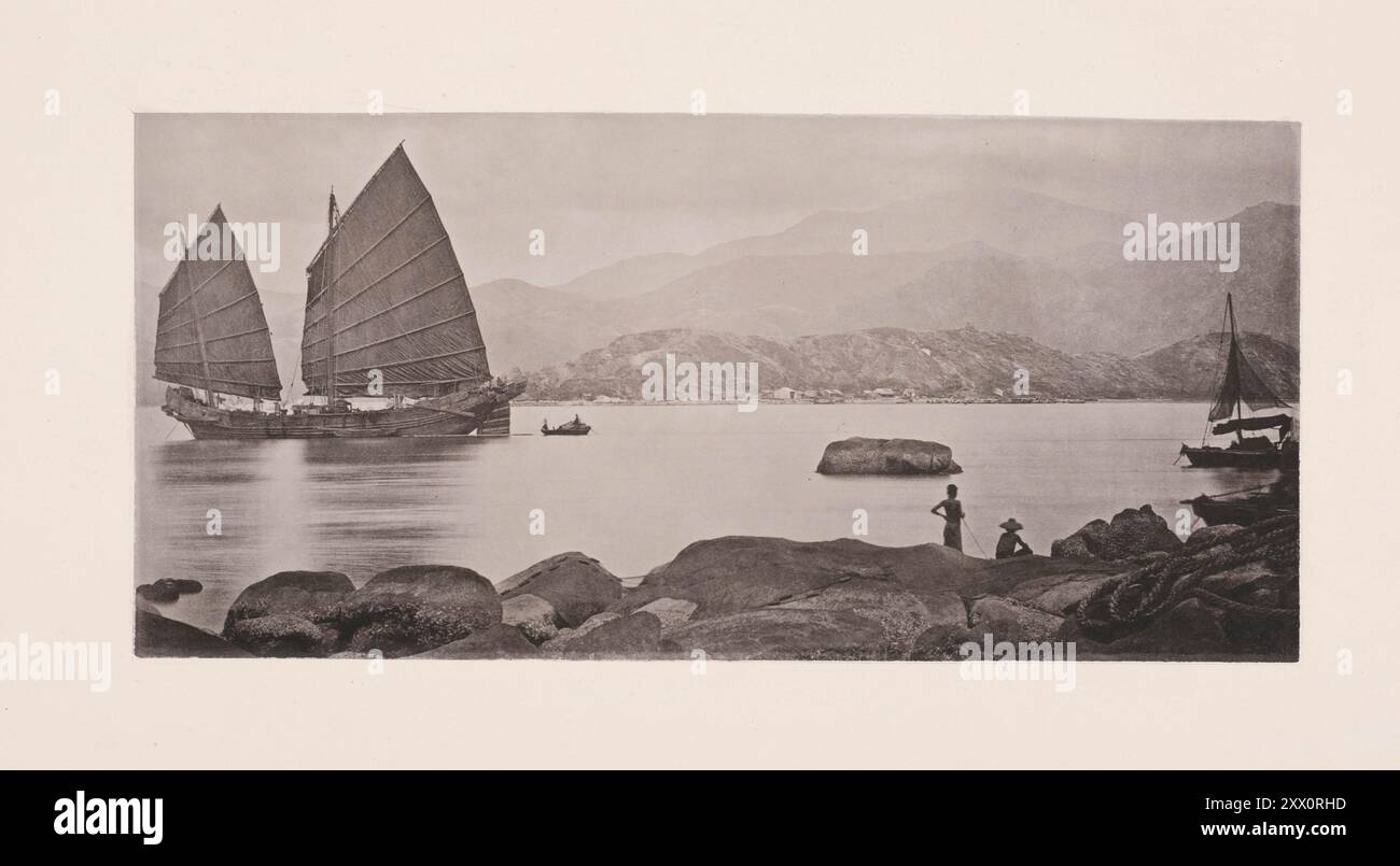 Photo vintage d'une jonque Canton. Illustration de la Chine Qing, 1875 le terme jonque, appliqué par les Européens à tous les bateaux chinois, qu'il s'agisse de navires marchands ou de navires de guerre, est probablement dérivé de 'jung', le mot javanais pour un grand bateau ou navire. Les navires chinois varient en dimensions, modèle et apparence, dans les différentes parties de l'Empire autant que les voiliers d'Europe. Le navire sous voile sur la gauche de la photo est un caboteur de construction Kwang-tung, et peut être considéré comme l'un de la flotte de tondeuse du sud de la Chine. Il a l'air lourd et peu pratique, mais il fera une bonne voile W. Banque D'Images