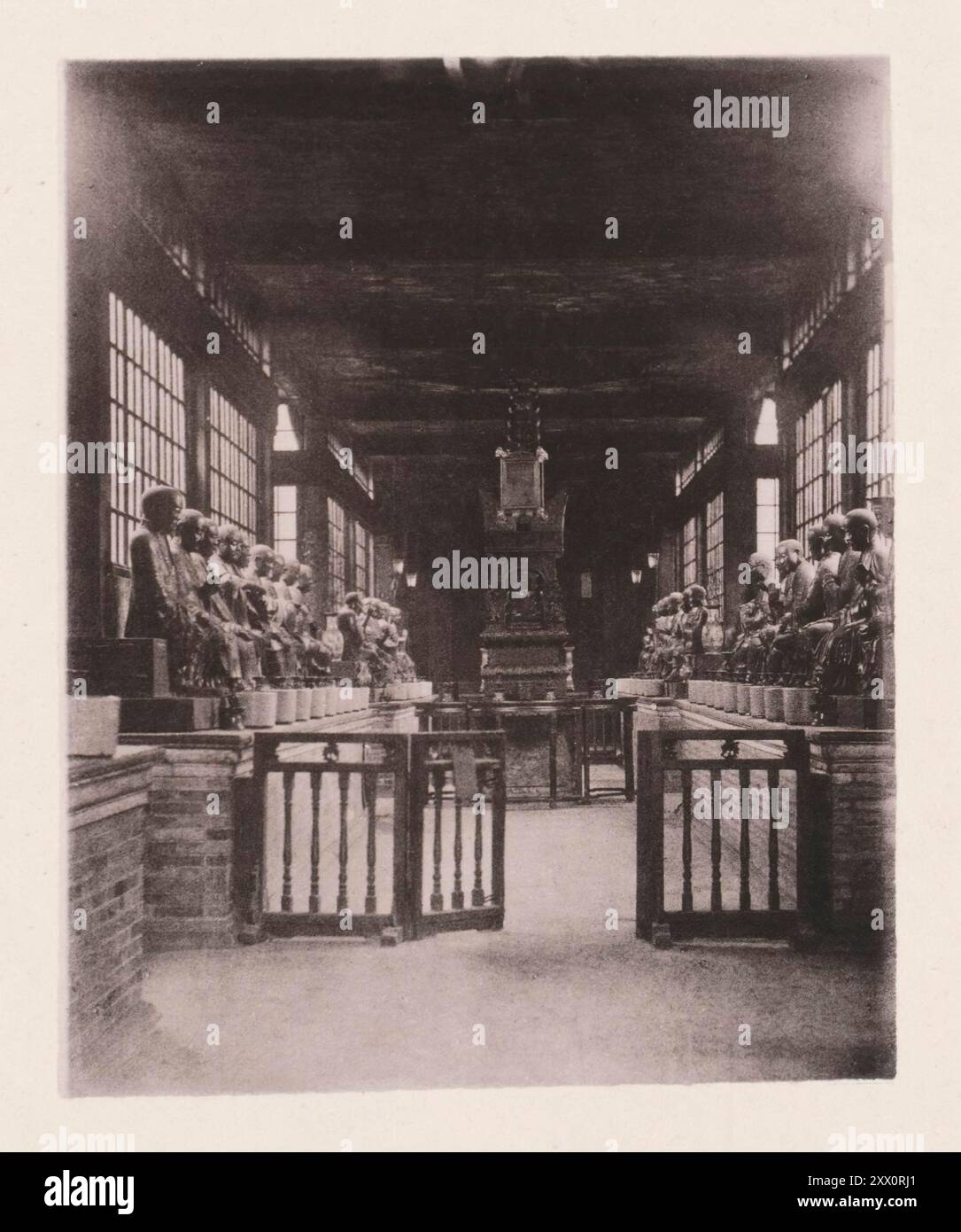 Le temple des cinq cents dieux à Canton (temple Hualin dans Guangzhou moderne). Illustrations de la Chine Qing, 1875 ce célèbre sanctuaire, que les Chinois appellent 'Hua-lin-szu', 'magnifique Temple de la forêt', est situé dans la banlieue ouest de Canton, et a été érigé par Bodhidharama, un missionnaire bouddhiste de l'Inde, qui a débarqué à Canton vers l'année 520 A. D. et qui est souvent photographié sur des tasses à thé chinoises montant le Yangtsze sur son radeau de bambou. Le temple a été reconstruit en 1755, sous les auspices de l'empereur Kien-Lung, et avec ses cours, salles et habitations pour les prêtres, cov Banque D'Images