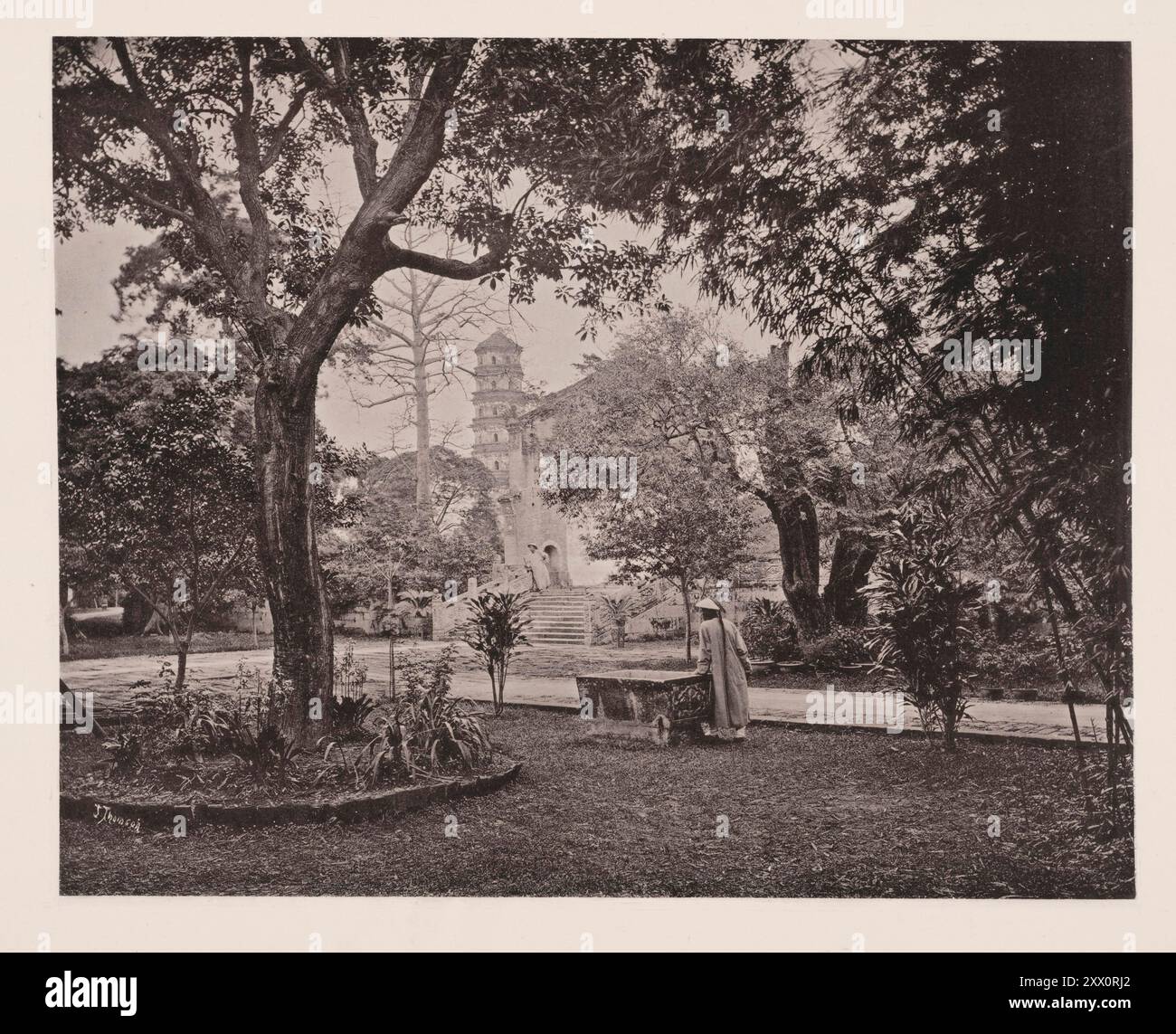Photo vintage du consulaire britannique Yamun à Canton (Guangzhou) avec la pagode des fleurs du Temple des six arbres Banyan sur fond. Illustrations de la Chine Qing, 1875 les yamuns, ou résidences du gouverneur général et d'autres hauts fonctionnaires de la province, sont situés dans le quartier tartare de la ville. La superficie couverte par chacun de ces yamuns est considérable, car elle comprend, outre l'habitation privée du mandarin, les tribunaux et les bureaux de ses départements dans l'administration. Le consulat britannique est formé par la moitié arrière du yamun du général Tartare. Un mur enferme un espace Banque D'Images
