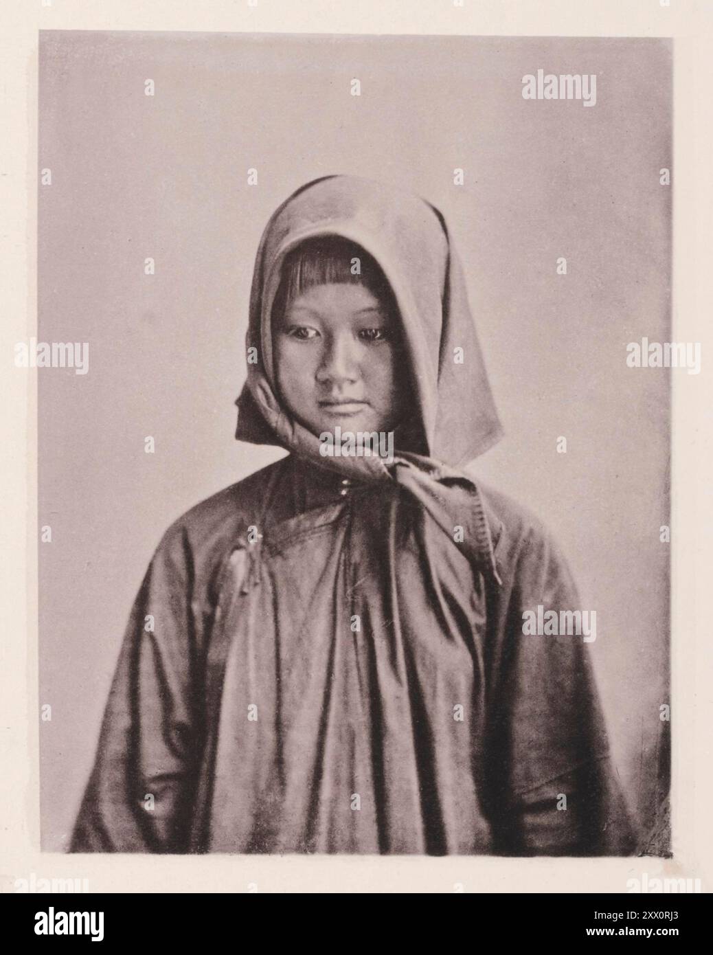 Photo vintage d'une femme chinoise adulte en robe traditionnelle. Illustrations de la Chine Qing, 1875 la tête féminine est celle d'une femme célibataire, engagée avec sa famille dans la gestion d'un bateau cargo, utilisé dans le chargement et le déchargement des navires. Le tissu sur sa tête est porté comme une protection contre le soleil. Les cheveux des femmes célibataires de cette classe, peignés en arrière et tressés dans une file derrière, sont ensuite enroulés et attachés avec une épingle en argent. À l'avant, il est permis de tomber sur le front, comme une frange de soie. Banque D'Images