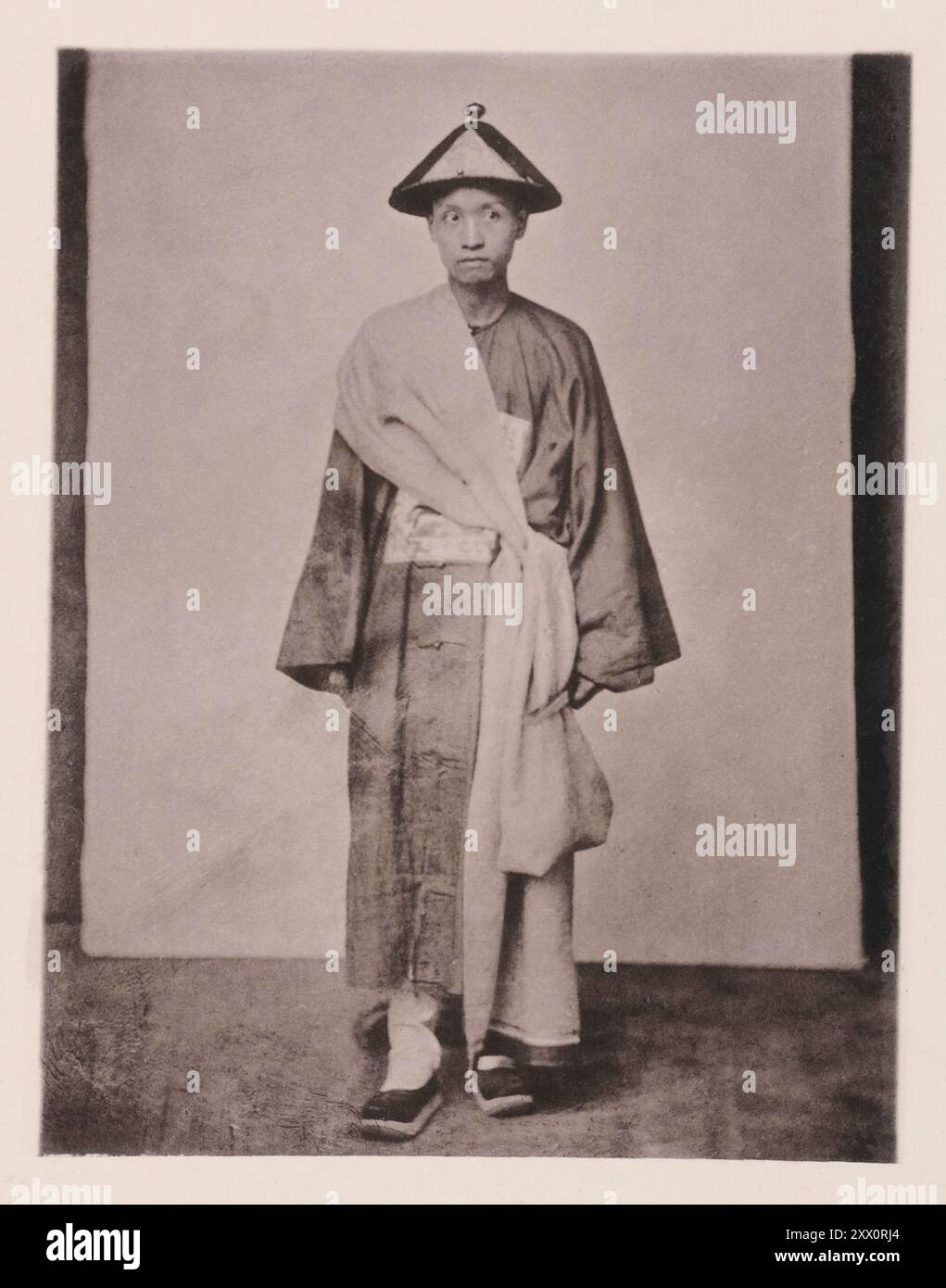 Photo vintage d'un marié chinois en robe de mariée traditionnelle. Illustrations de la Chine Qing, 1875 Banque D'Images