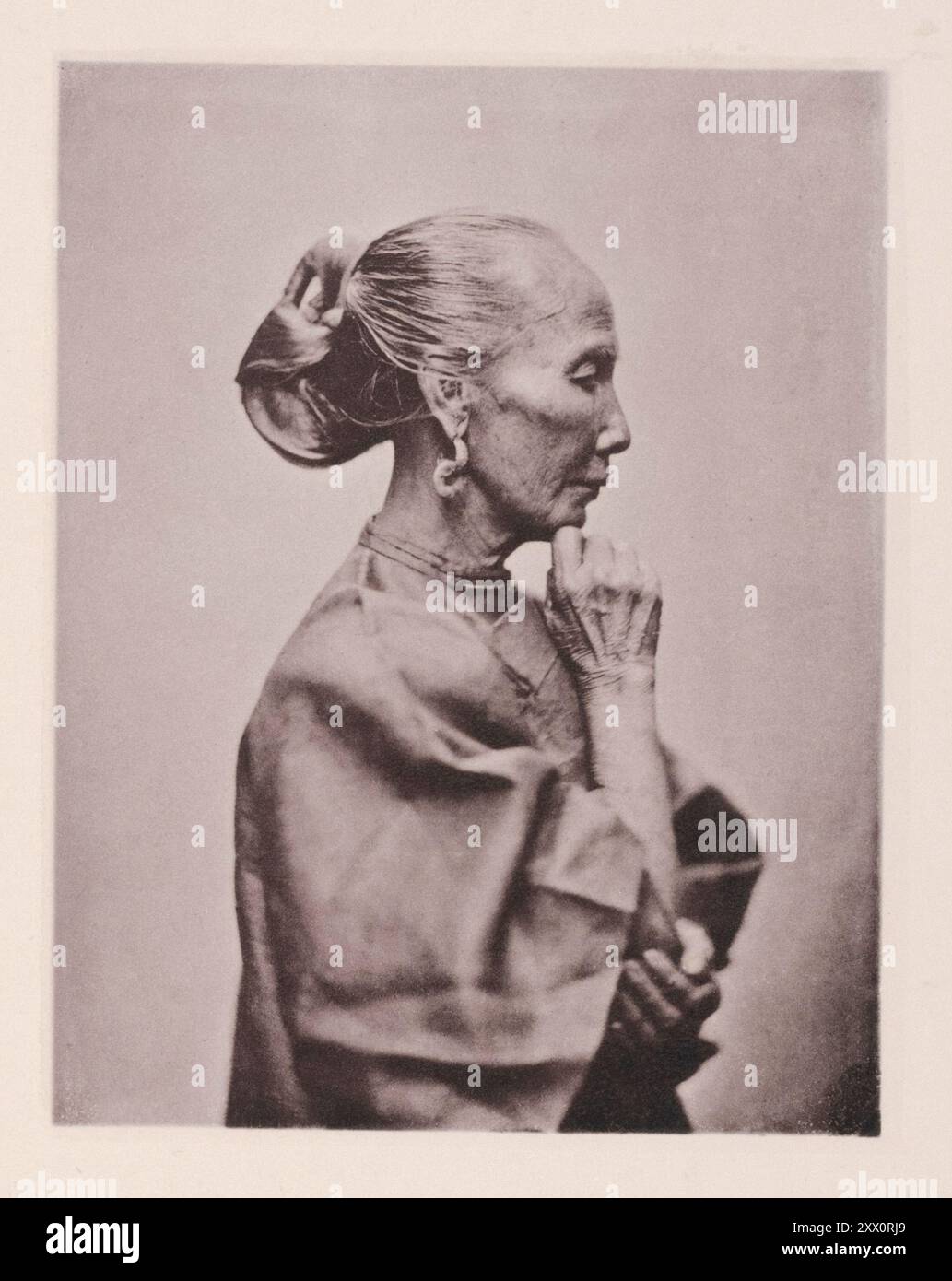 Photo vintage d'un vieux chinois une vieille femme en robe traditionnelle. Illustrations de la Chine Qing, 1875 Banque D'Images