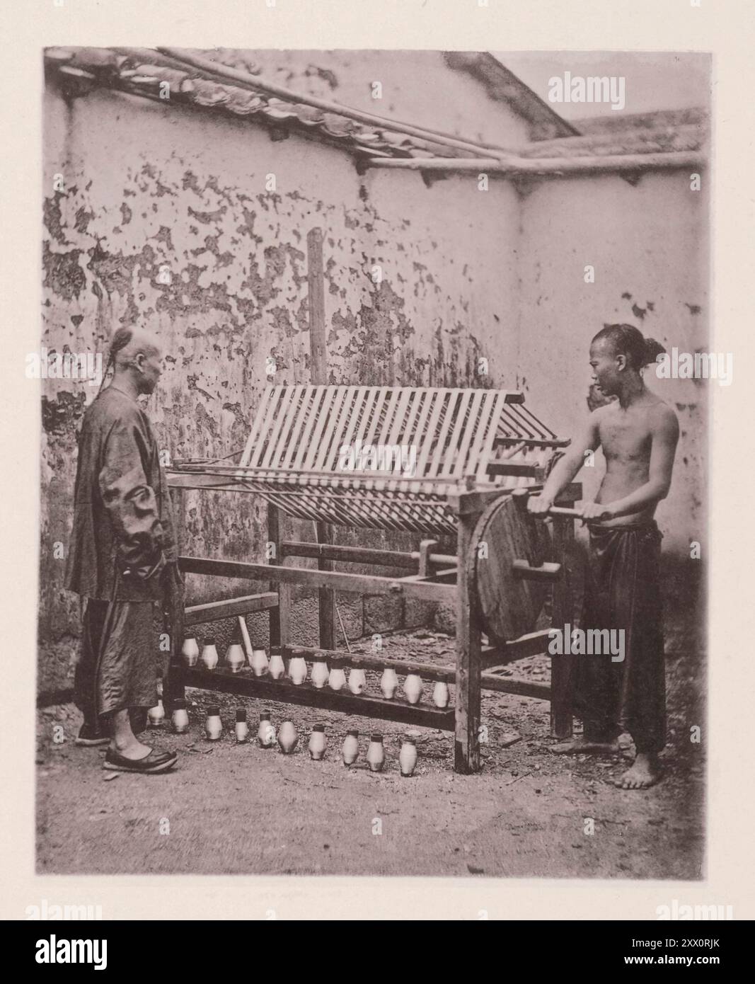 Photo vintage de bobine de soie en Chine. Illustrations de Qing Chine, 1875 ... le mûrier pousse à la perfection dans la province de Kwang-tung, et est largement utilisé dans l'élevage du ver à soie. Cette entreprise donne une occupation rentable à des milliers de familles de petits agriculteurs, qui ont mis de côté une partie de leurs jardins pour la culture de l'arbuste mûrier. Sur les épouses et les filles du ménage tombe l'entreprise de superviser les diverses opérations délicates liées à la production de la soie. Dans le village où la photographie a été prise, toutes les femmes, ainsi que les Banque D'Images