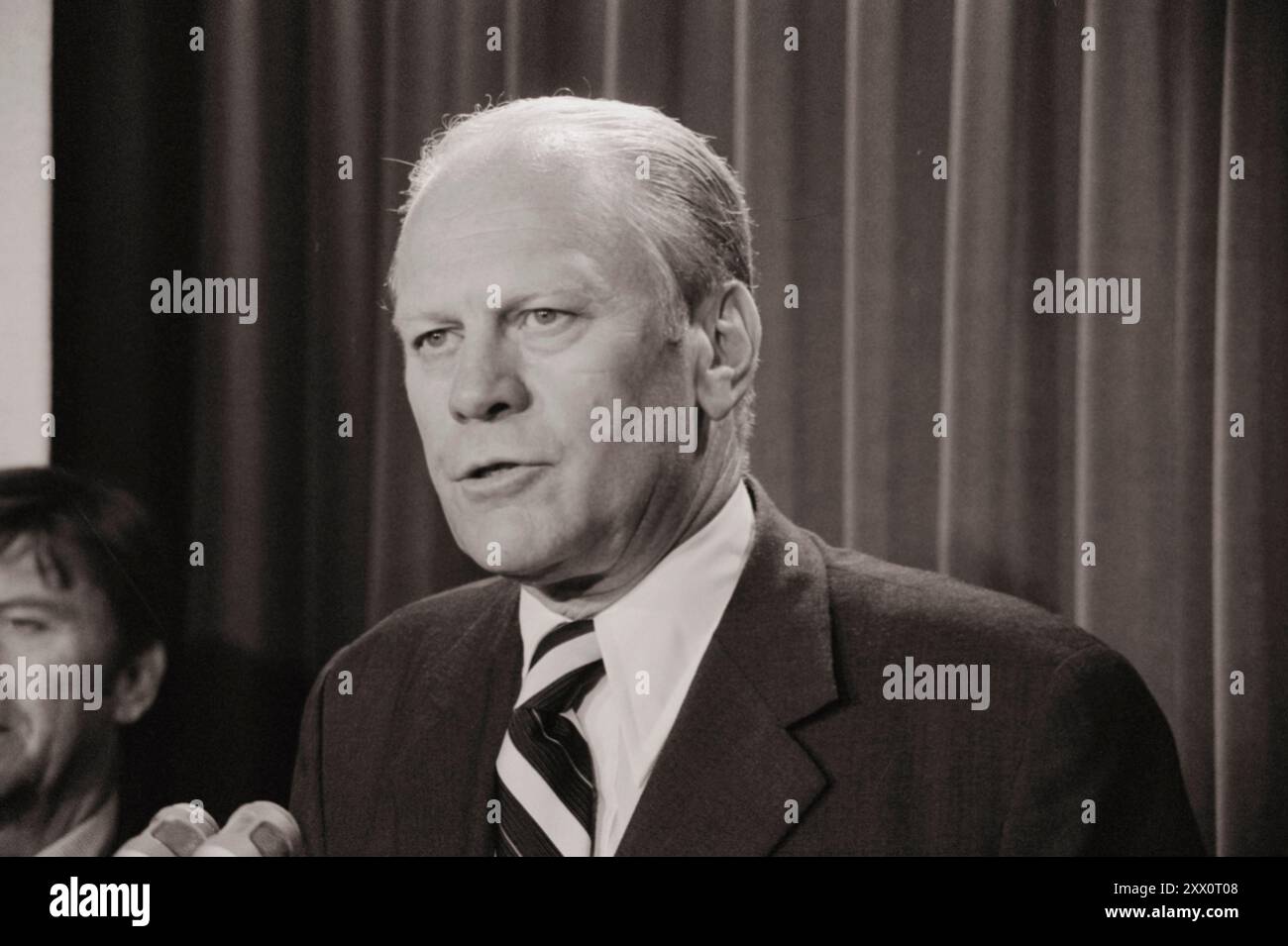 Photo vintage du président Gerald Ford parlant dans des microphones. USA, 9 août 1974. Banque D'Images