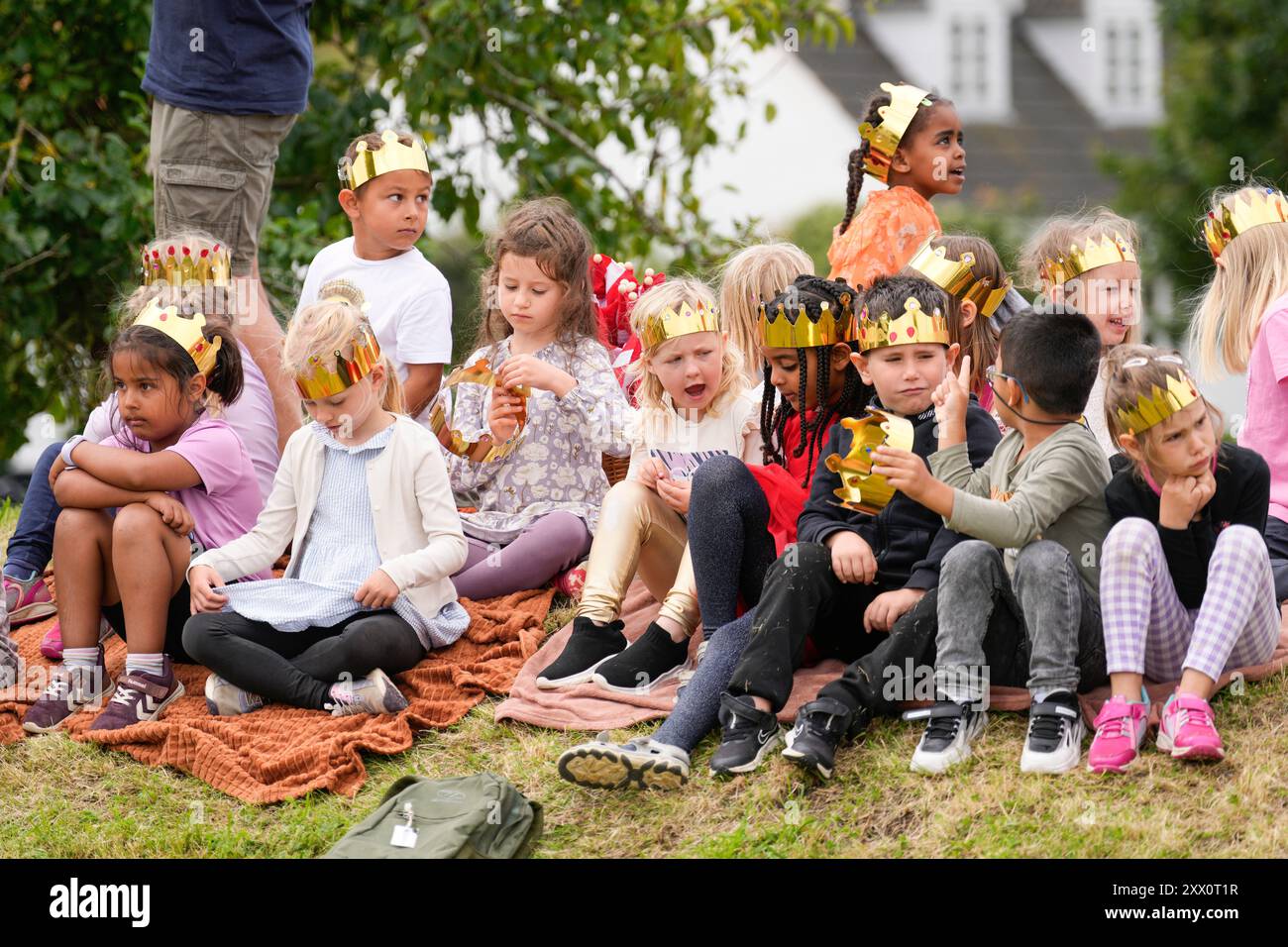 Assens, Danemark. 21 août 2024. Enfants avec des couronnes royales dorées à l'école Peter Willemoes. Le couple royal visite la municipalité d’Assens, le mercredi 21 août 2024. (Photo : Frank Cilius/Scanpix 2024) crédit : Ritzau/Alamy Live News Banque D'Images