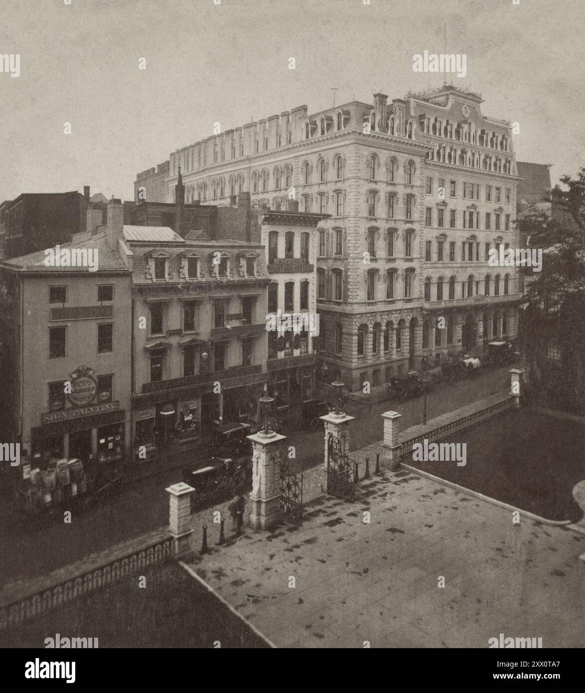 Photo vintage de l'Hôtel Parker House (Omni Parker House). Boston, États-Unis. Années 1860 le Parker House Hotel, peut-être au début des années 1860, comme il est apparu lorsque les fondateurs de l'Atlantic ont organisé un dîner le 5 mai 1857, pour discuter d'abord de la création d'un nouveau magazine sur la politique, la littérature et les art. Notez les nombreuses calèches le long de School Street, dont une transportant des barils en bois garés devant l'atelier de peinture de panneaux en bas à gauche. La maison Parker est toujours en activité, maintenant appelée la maison Omni Parker. Banque D'Images