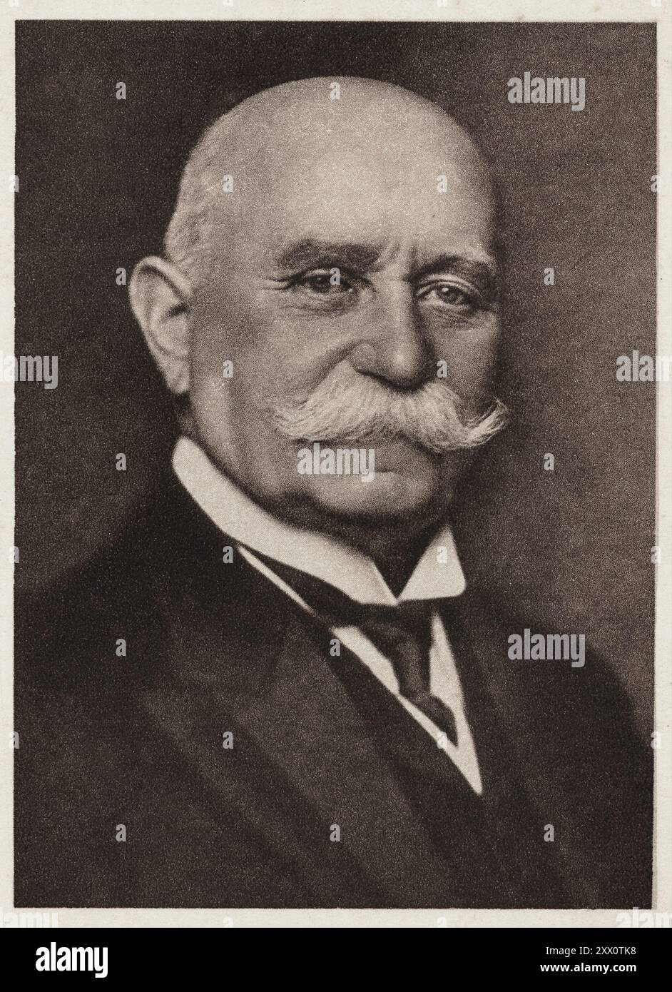 Portrait de Graf Ferdinand von Zeppelin. 1917 le comte Ferdinand von Zeppelin (allemand : Ferdinand Adolf Heinrich August Graf von Zeppelin ; 1838–1917) était un général allemand et inventeur des dirigeables rigides de Zeppelin. Son nom est devenu synonyme de dirigeables et a dominé le vol longue distance jusqu'aux années 1930 Il a fondé la société Luftschiffbau Zeppelin. Banque D'Images