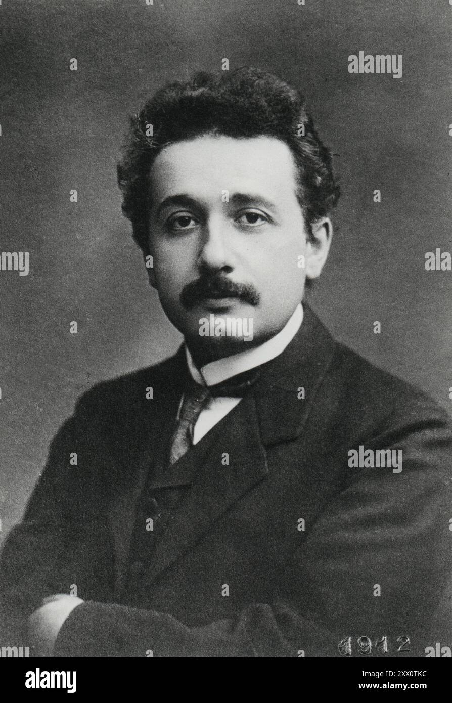 Portrait d'Albert Einstein. 1912 Albert Einstein (1879 – 1955) est un physicien théorique allemand qui a développé la théorie de la relativité, l'un des deux piliers de la physique moderne (avec la mécanique quantique). Son travail est également connu pour son influence sur la philosophie des sciences. Il est surtout connu du grand public pour sa formule d'équivalence masse-énergie E = mc2, qui a été surnommée « l'équation la plus célèbre au monde ». Il a reçu le prix Nobel de physique en 1921 « pour ses services à la physique théorique, et surtout pour sa découverte de la loi de l'effet photoélectrique », un pivot Banque D'Images