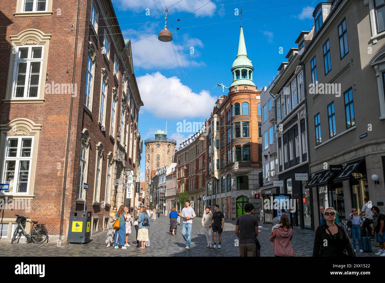 Une journée d'été ensoleillée dans le quartier commerçant central de Copenhague Banque D'Images