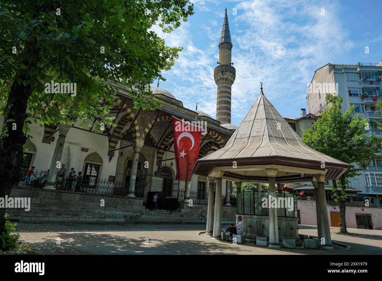 Trabzon, Turquie - 25 juillet 2024 : la mosquée Gulbahar Hatun construite au sud-ouest du bazar en 1514 à Trabzon, en Turquie. Banque D'Images