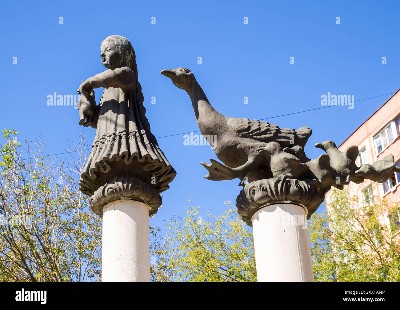 Dmitrov, Russie - 21 août 2023 : figure sculpturale d'une fille et d'un canard avec des canetons, la ville de Dmitrov, région de Moscou Banque D'Images