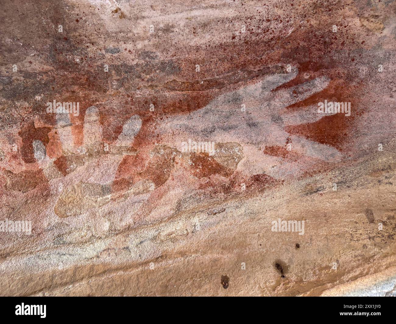 Forme d'art Wandjina des mains trouvées dans les falaises de grès quartzite sur Bigge Island, Kimberley, Australie occidentale, Australie, Pacifique Banque D'Images