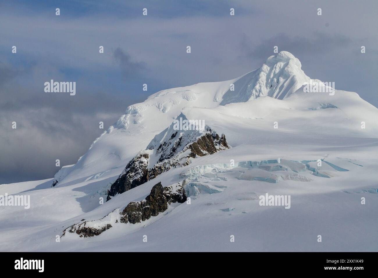 Vue de l'île de Livingston enneigée vue de l'île Half Moon dans le groupe des Shetland du Sud, Antarctique, régions polaires Banque D'Images