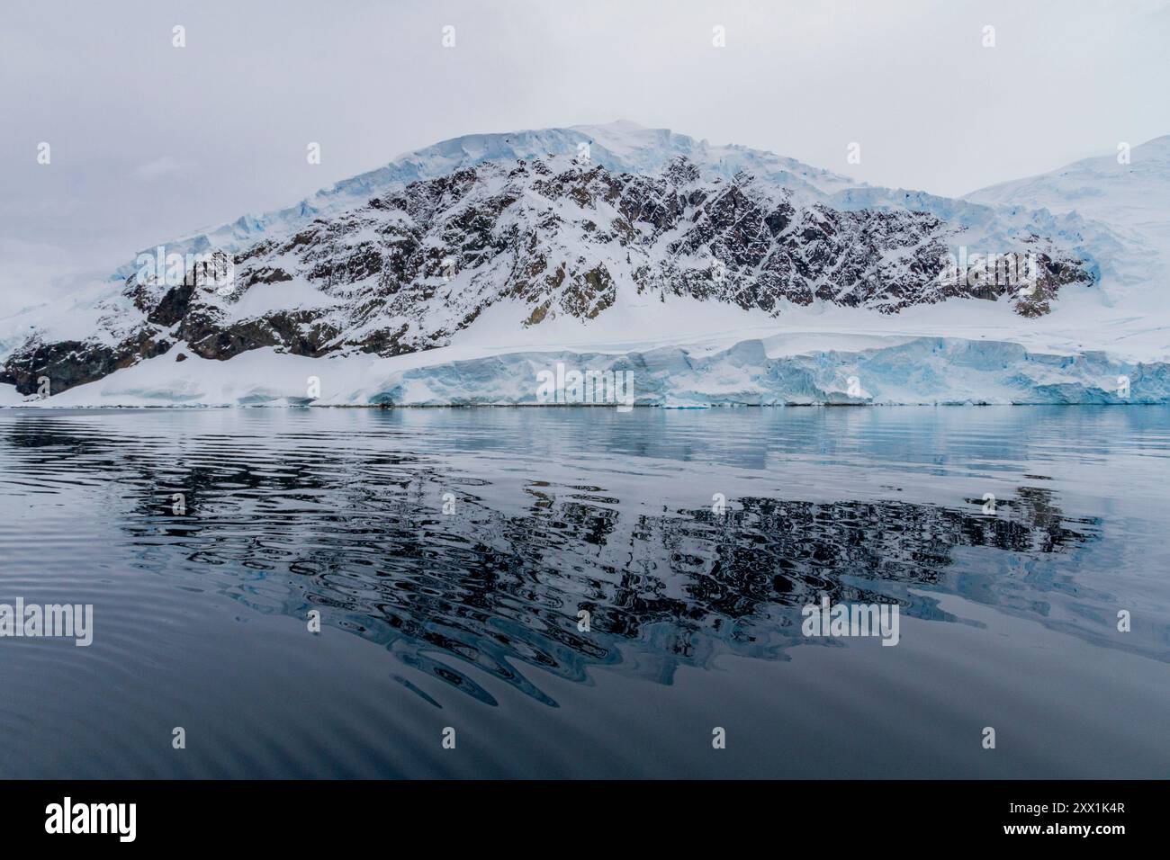 Vue sur les mers calmes et les montagnes réfléchies entourant le port de Neko sur le côté ouest de la péninsule Antarctique, régions polaires Banque D'Images Vue sur les mers calmes et les montagnes réfléchies entourant le port de Neko sur le côté ouest de la péninsule Antarctique, régions polaires Banque D'Images