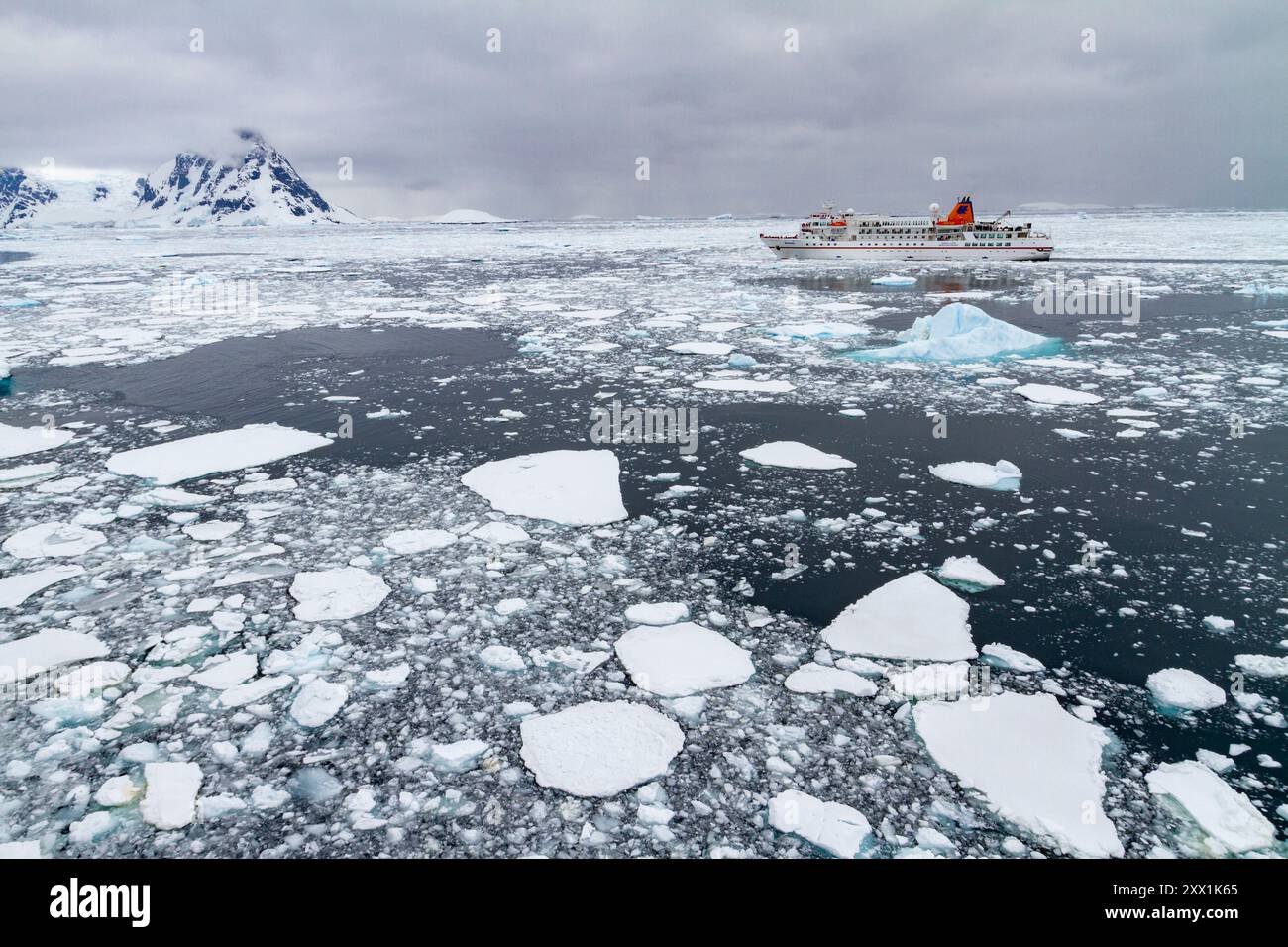 Navire d'expédition le Brême opérant de Ushuaia, Argentine à la péninsule Antarctique en Antarctique, régions polaires Banque D'Images