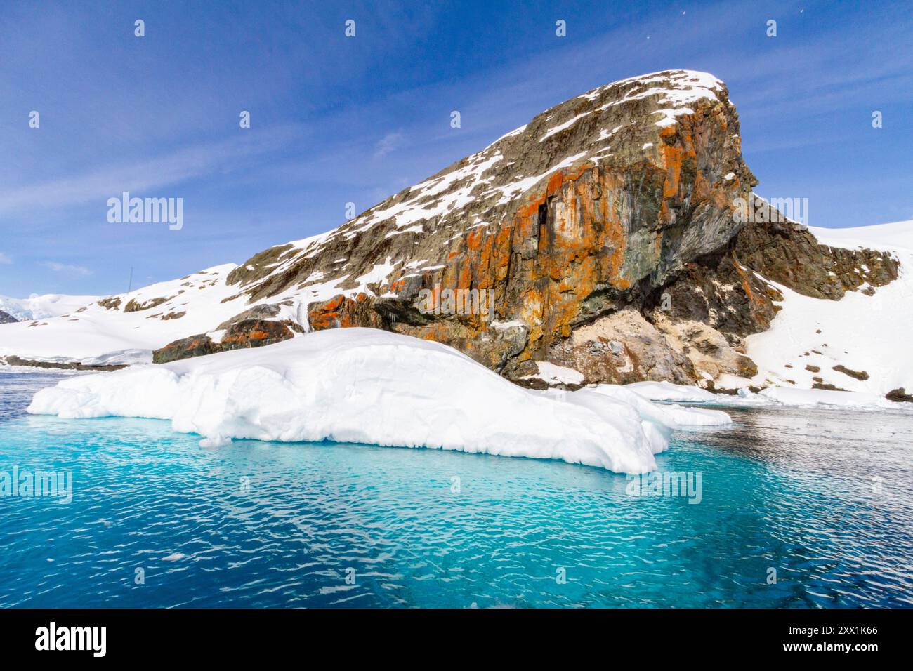 Vue sur les mers calmes et les montagnes réfléchies entourant Paradise Bay sur le côté ouest de la péninsule Antarctique, régions polaires Banque D'Images Vue sur les mers calmes et les montagnes réfléchies entourant Paradise Bay sur le côté ouest de la péninsule Antarctique, régions polaires Banque D'Images