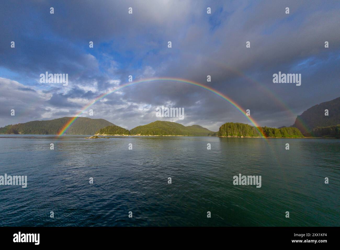 Arc-en-ciel complet au-dessus des eaux calmes du col Inian dans le sud-est de l'Alaska, l'océan Pacifique, les États-Unis d'Amérique, l'Amérique du Nord Banque D'Images Arc-en-ciel complet au-dessus des eaux calmes du col Inian dans le sud-est de l'Alaska, l'océan Pacifique, les États-Unis d'Amérique, l'Amérique du Nord Banque D'Images