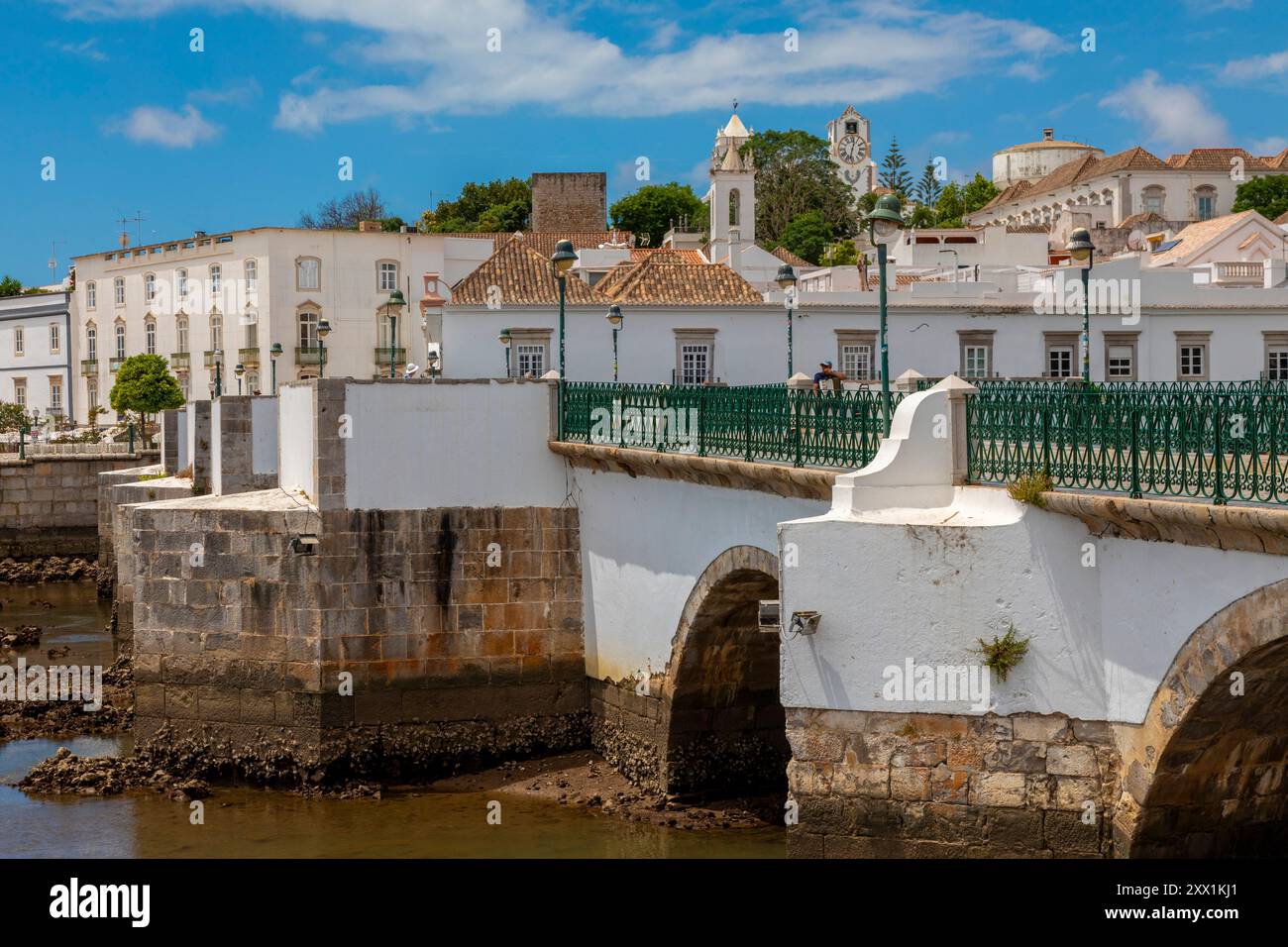 Le pont romain de Tavira sur la rivière Gilao, Tavira, Algarve, Portugal, péninsule ibérique, Europe du Sud-Ouest Banque D'Images