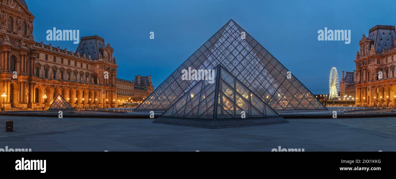 Pyramide au Musée du Louvre au crépuscule, Paris, Ile de France, France, Europe Banque D'Images