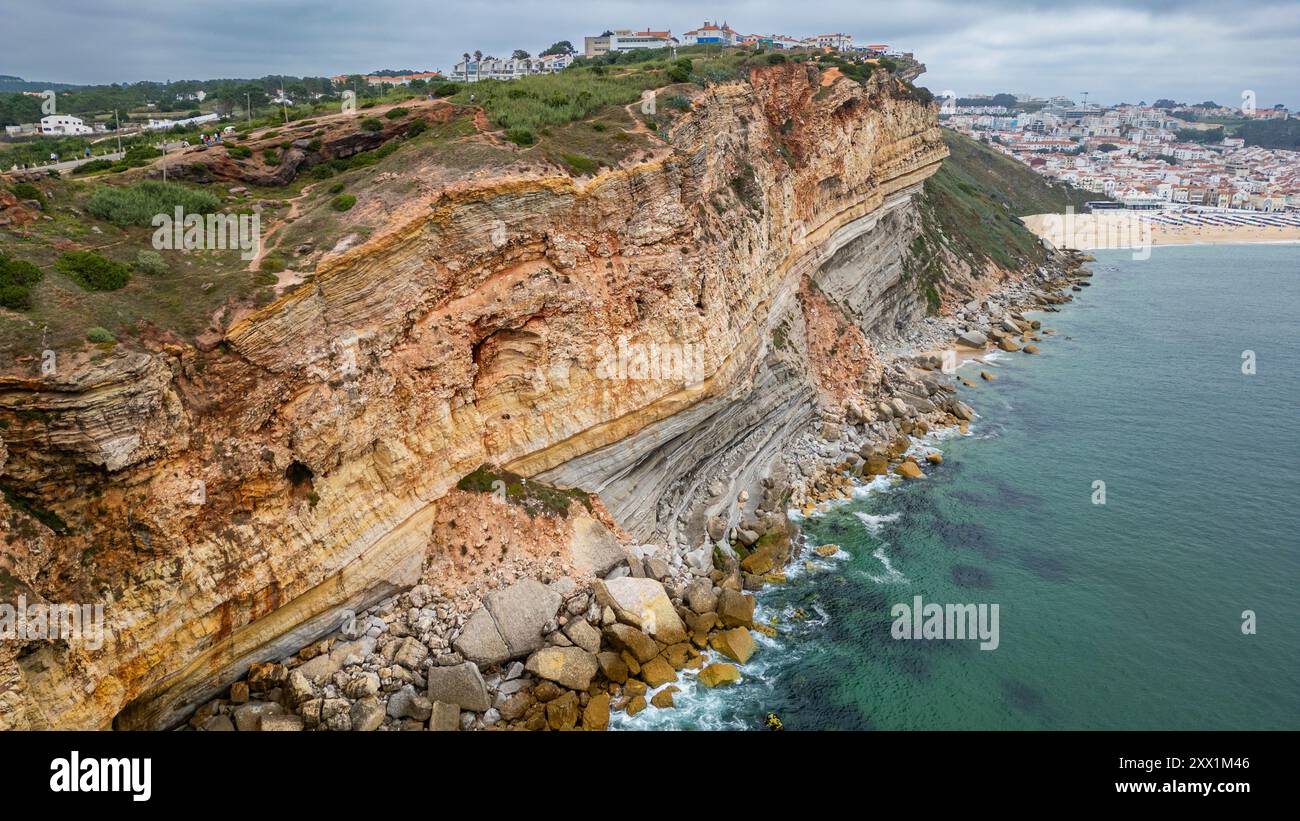 Les falaises abruptes de Nazare, Oeste, Portugal, Europe Banque D'Images