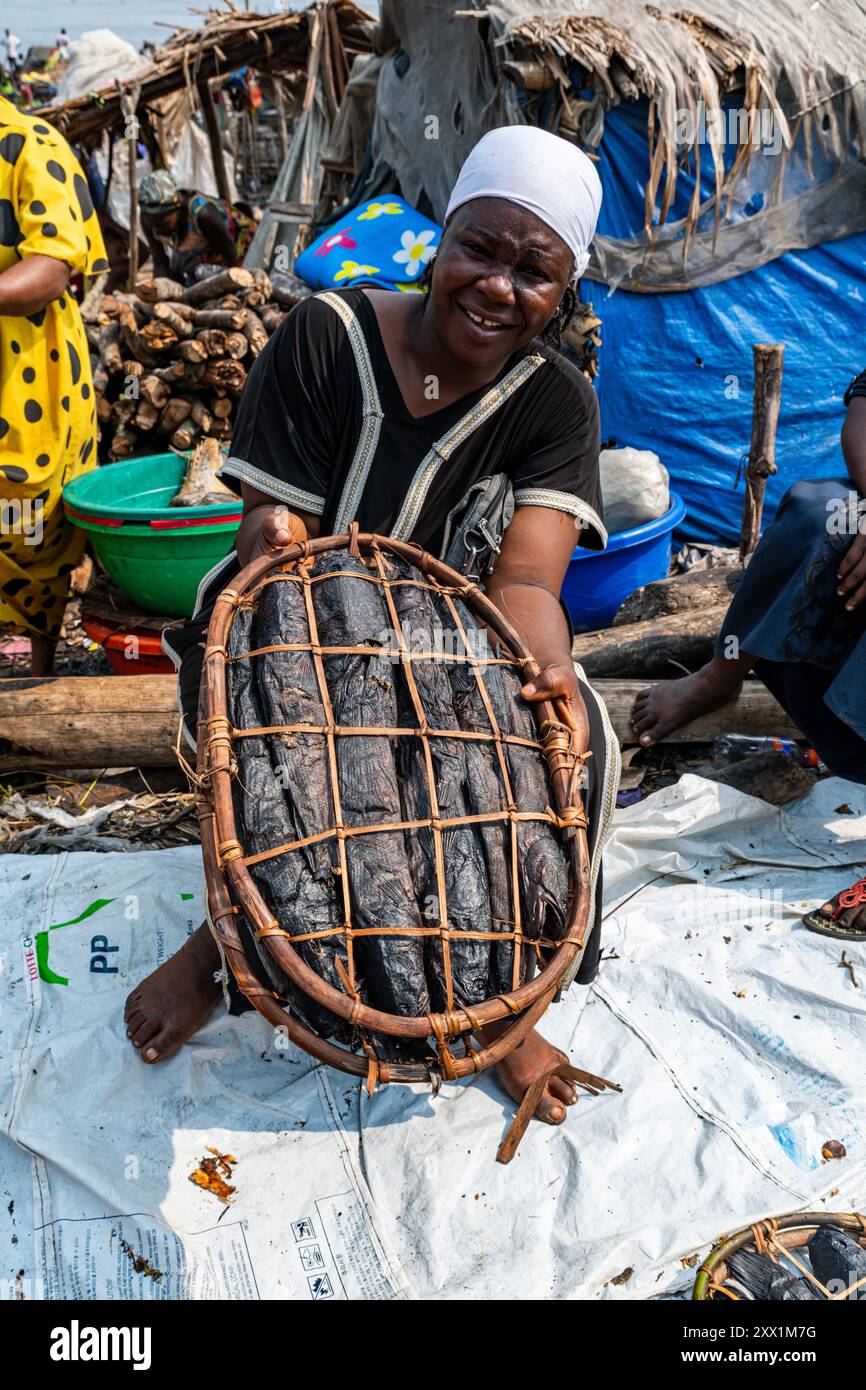 Femme vendant du poisson sur un marché, Mbandaka, province de l'Équateur, République démocratique du Congo, Afrique Banque D'Images