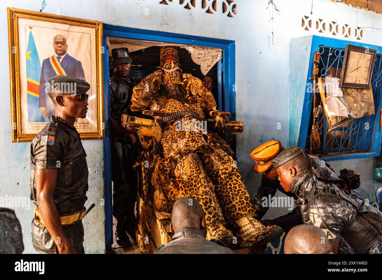 Chef spirituel vêtu de peau de léopard dans l’Église des Noirs à Mbandaka, province de l’Équateur, République démocratique du Congo, Afrique Banque D'Images