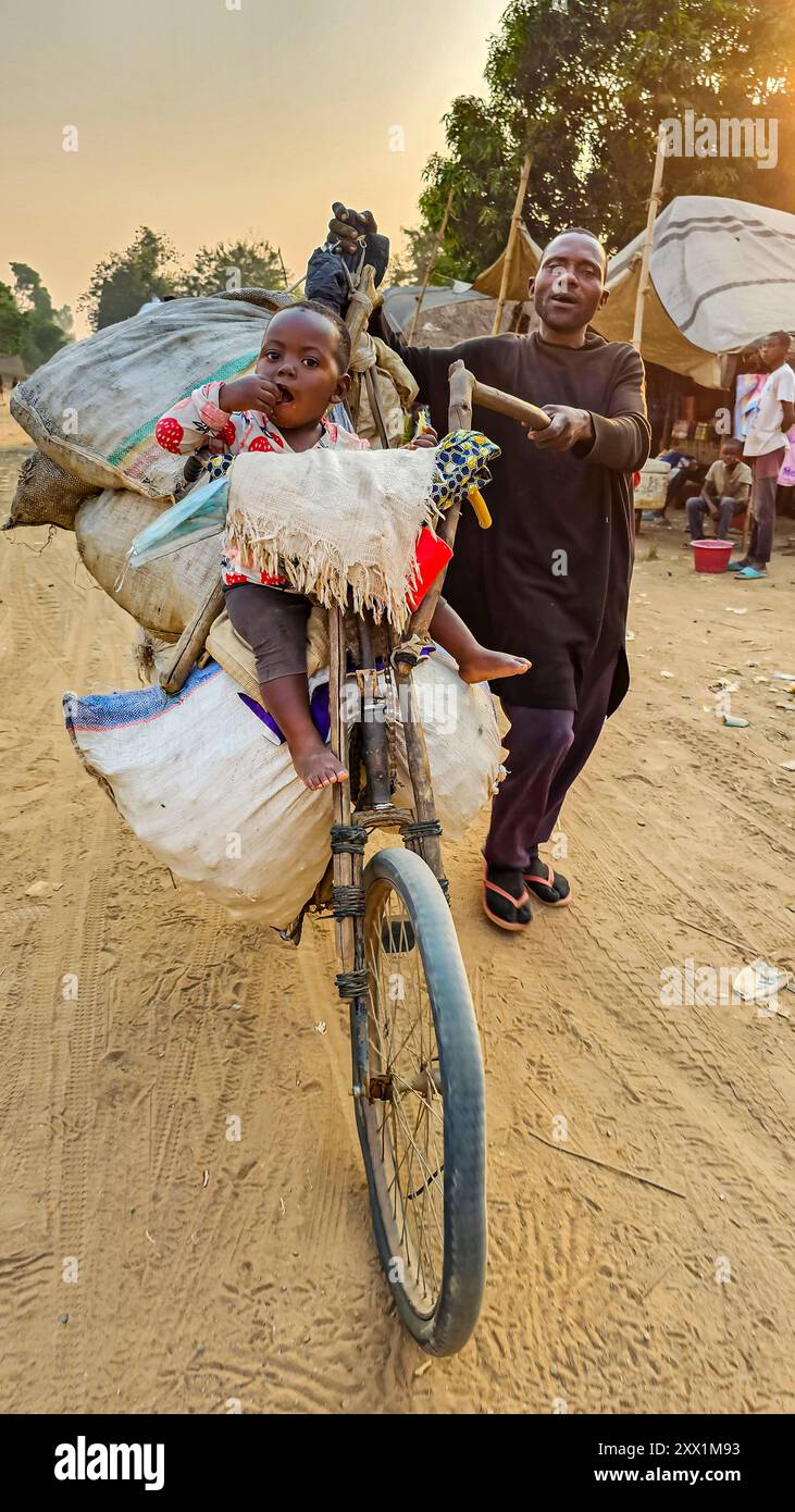 Homme avec un vélo chargé sur la très mauvaise route entre Tshikapa et Kananga, Kasaï, République démocratique du Congo, Afrique Banque D'Images