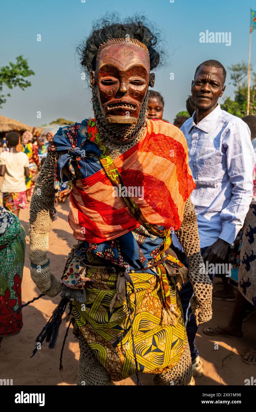 Homme masqué traditionnel, Tshikapa, Kasaï, République démocratique du Congo, Afrique Banque D'Images