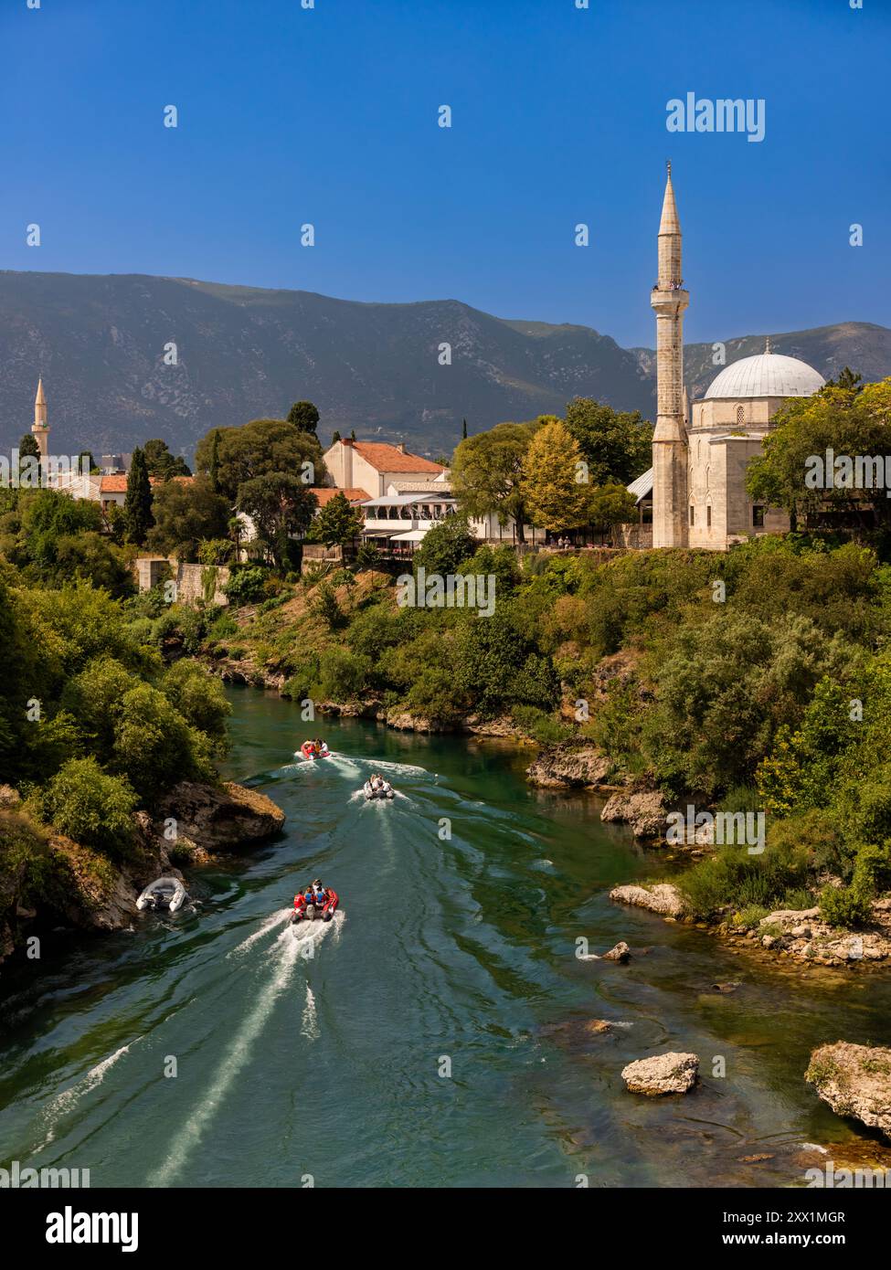 Bateaux sur la rivière Neretva traversant Mostar, Bosnie-Herzégovine, Europe Banque D'Images