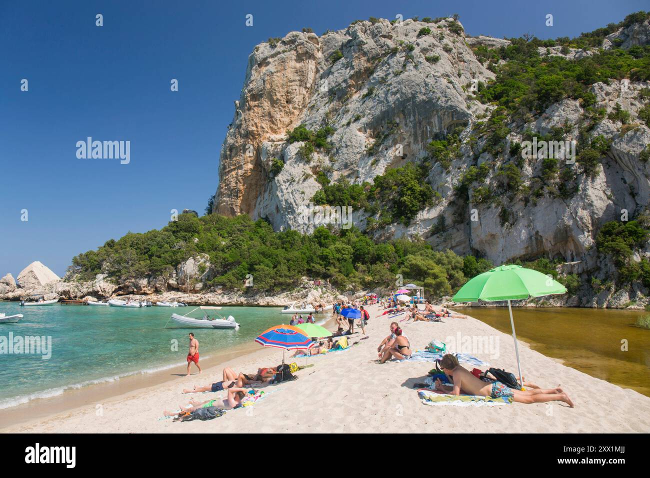 Touristes se relaxant sur la plage de sable, Cala Luna, Parc National du Golfe d'Orosei, Cala Gonone, Dorgali, Nuoro, Sardaigne, Italie, Méditerranée, Europe Banque D'Images
