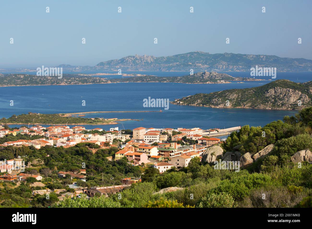 Vue depuis la colline rocheuse sur les toits de la ville jusqu'aux îles de Santo Stefano et Caprera, la Maddalena, l'île de la Maddalena, Sassari, Sardaigne Banque D'Images